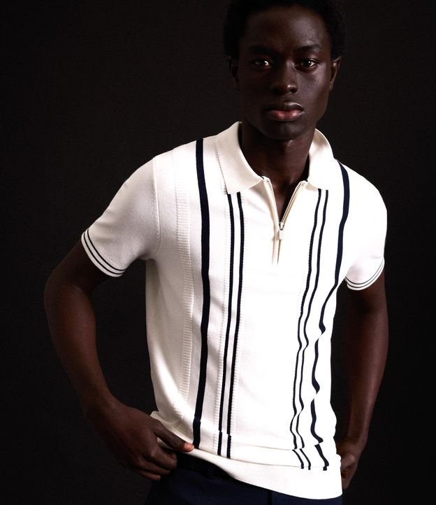 Camisa Polo Slim em Tricô com Estampa Listrada e Zíper na Gola