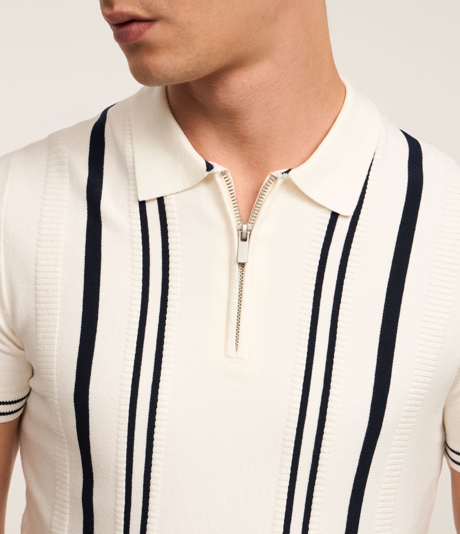 Camisa Polo Slim em Tricô com Estampa Listrada e Zíper na Gola Bege 6