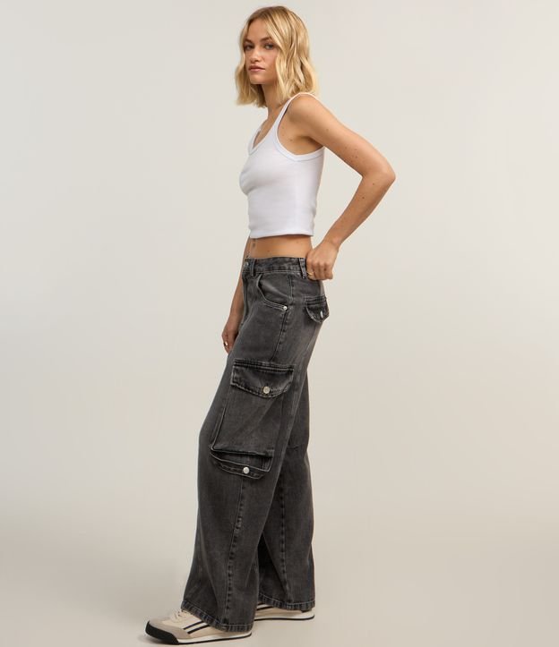 Calça Reta em Jeans com Recorte Frontal e Bolsos Cargo