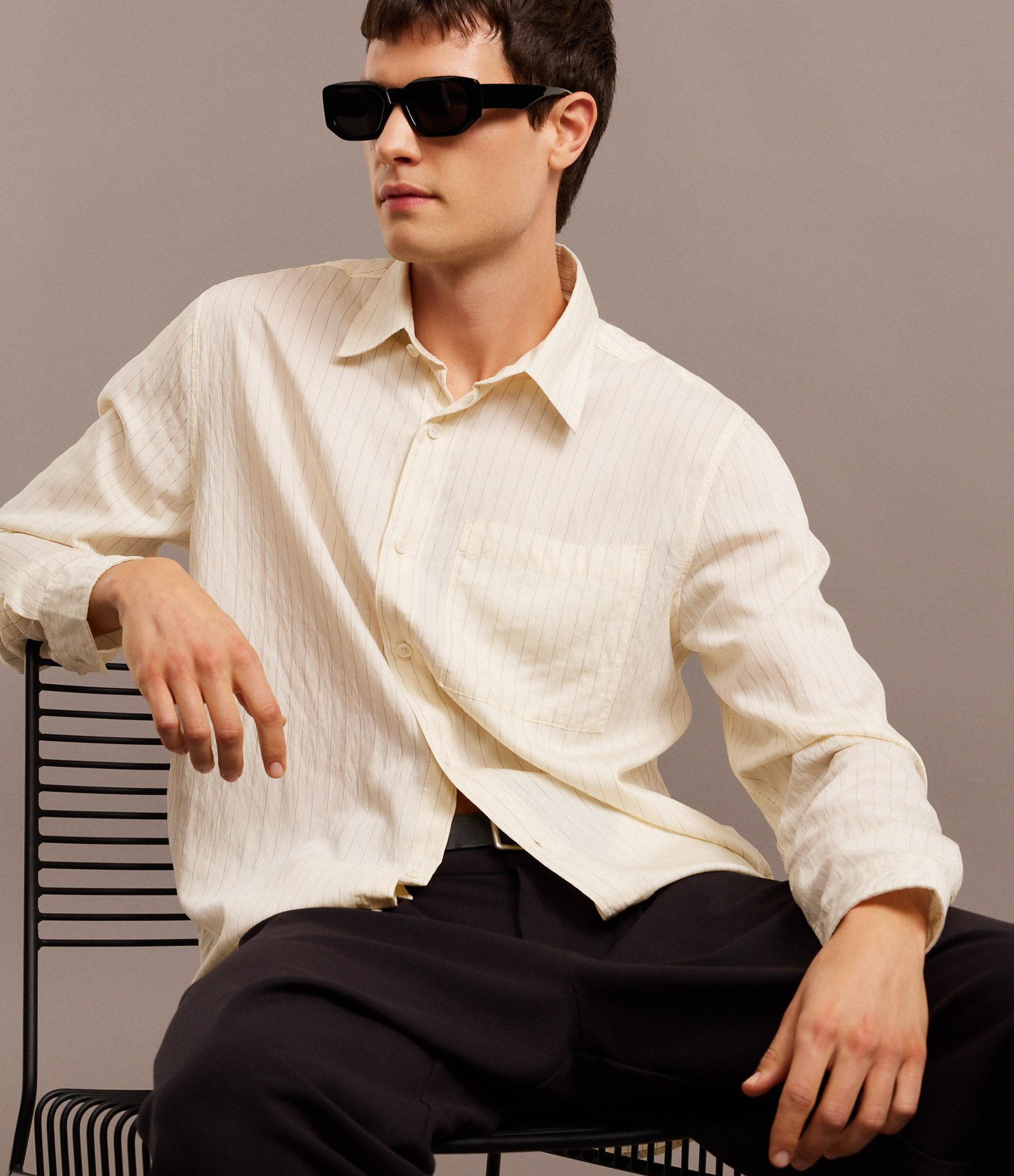 Camisa Comfort em Viscose com Estampa de Listras e Bolso Off White 3