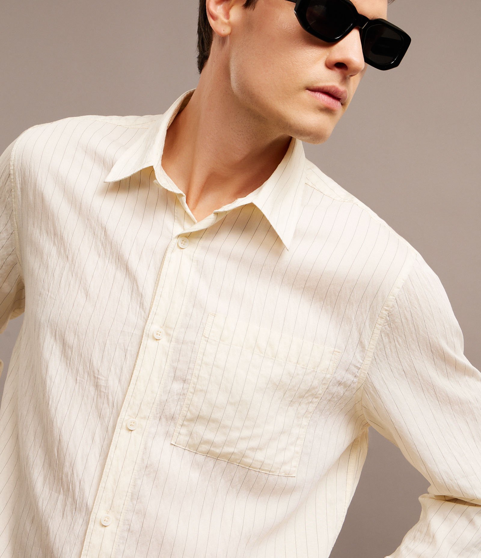 Camisa Comfort em Viscose com Estampa de Listras e Bolso Off White 4