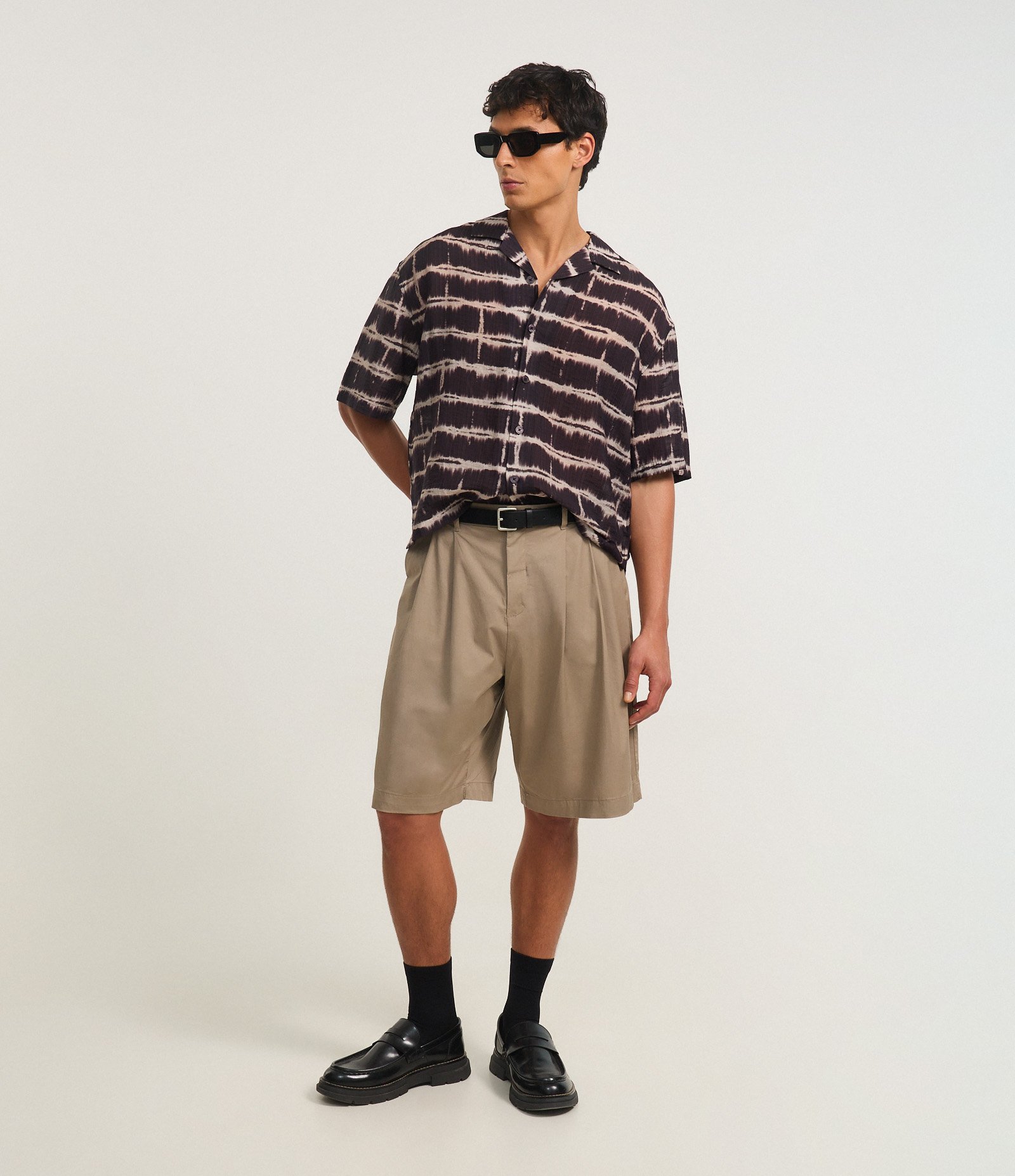 Bermuda Ampla Alfaiatada com Pregas Bege 1