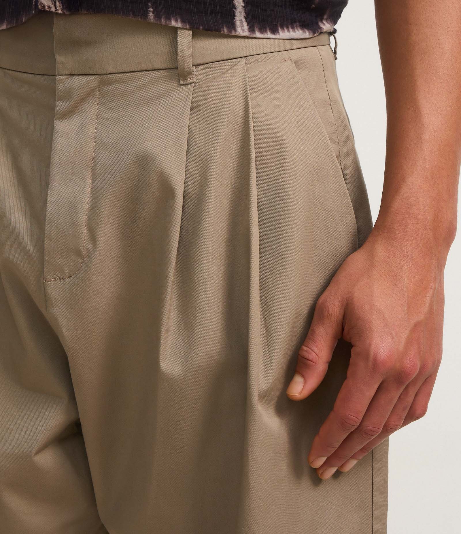 Bermuda Ampla Alfaiatada com Pregas Bege 2