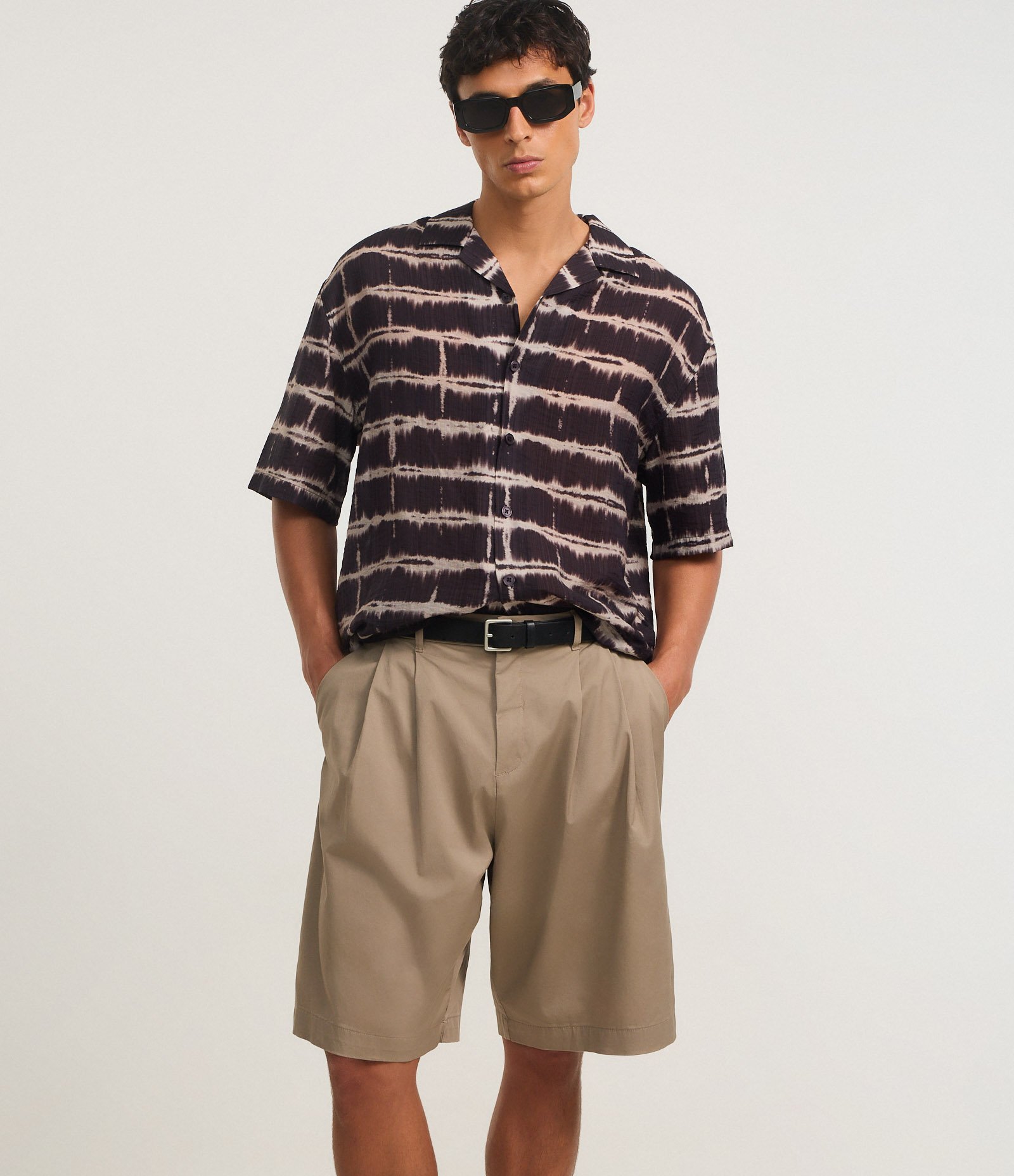 Bermuda Ampla Alfaiatada com Pregas Bege 3