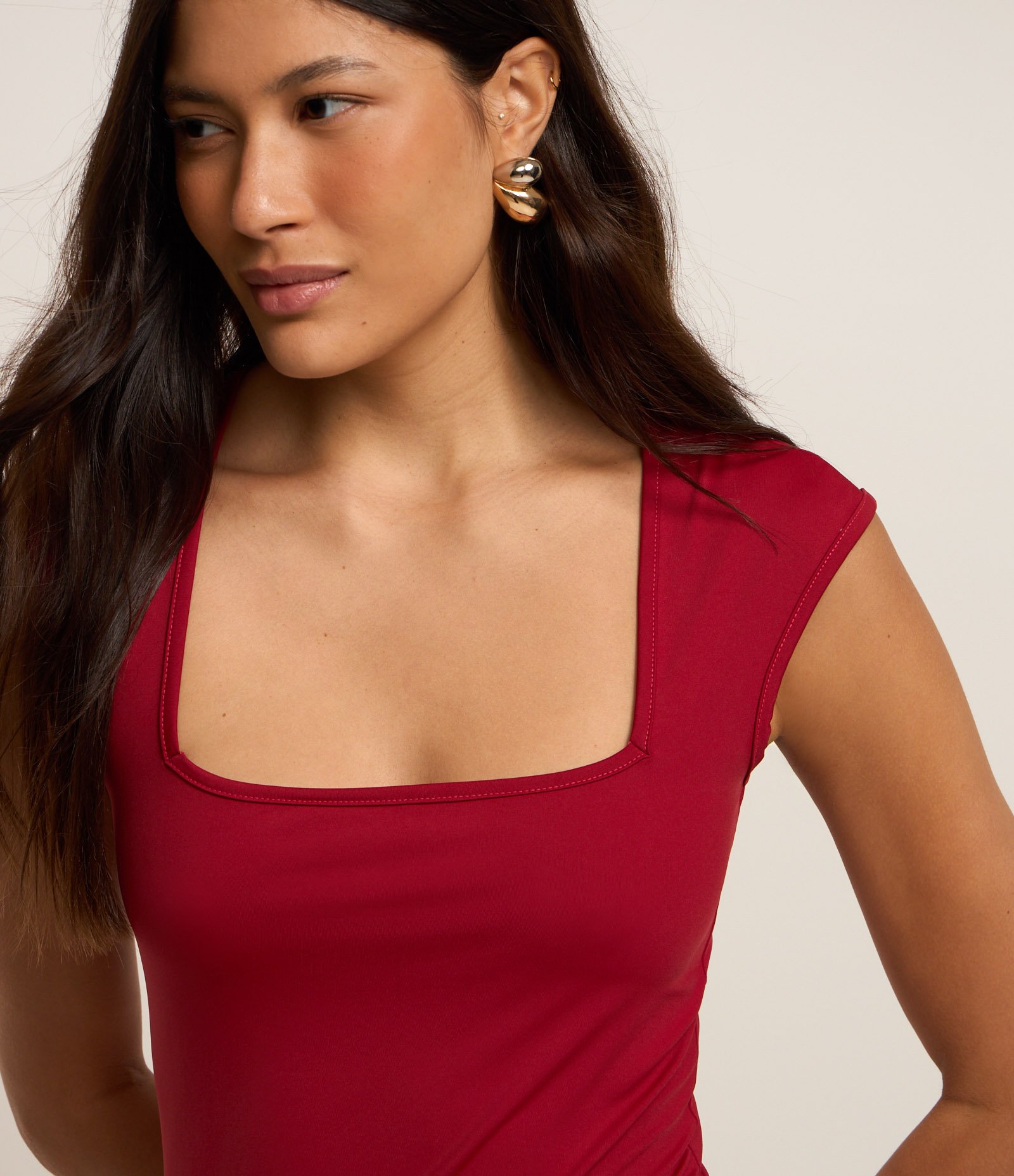 Vestido Curto em Microfibra com Decote Quadrado Vermelho 3