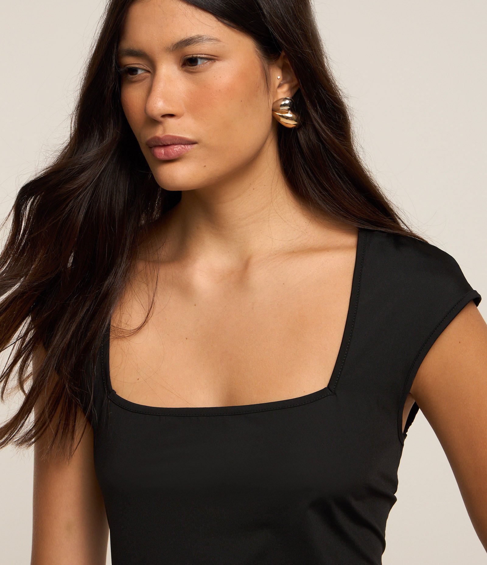 Vestido Curto em Microfibra com Decote Quadrado Preto 3