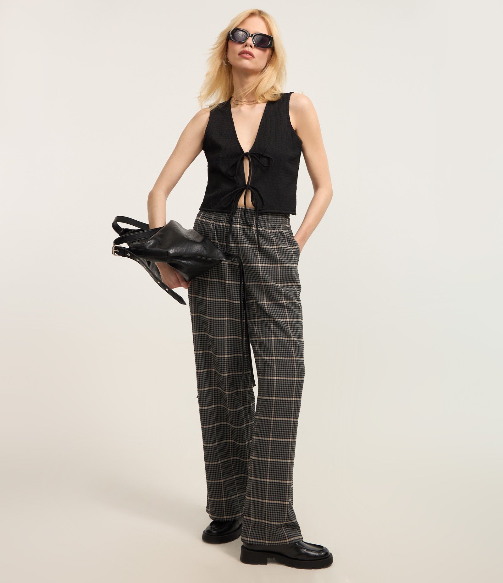 Blusa Colete com Abertura e Amarração Frontal Preto 2