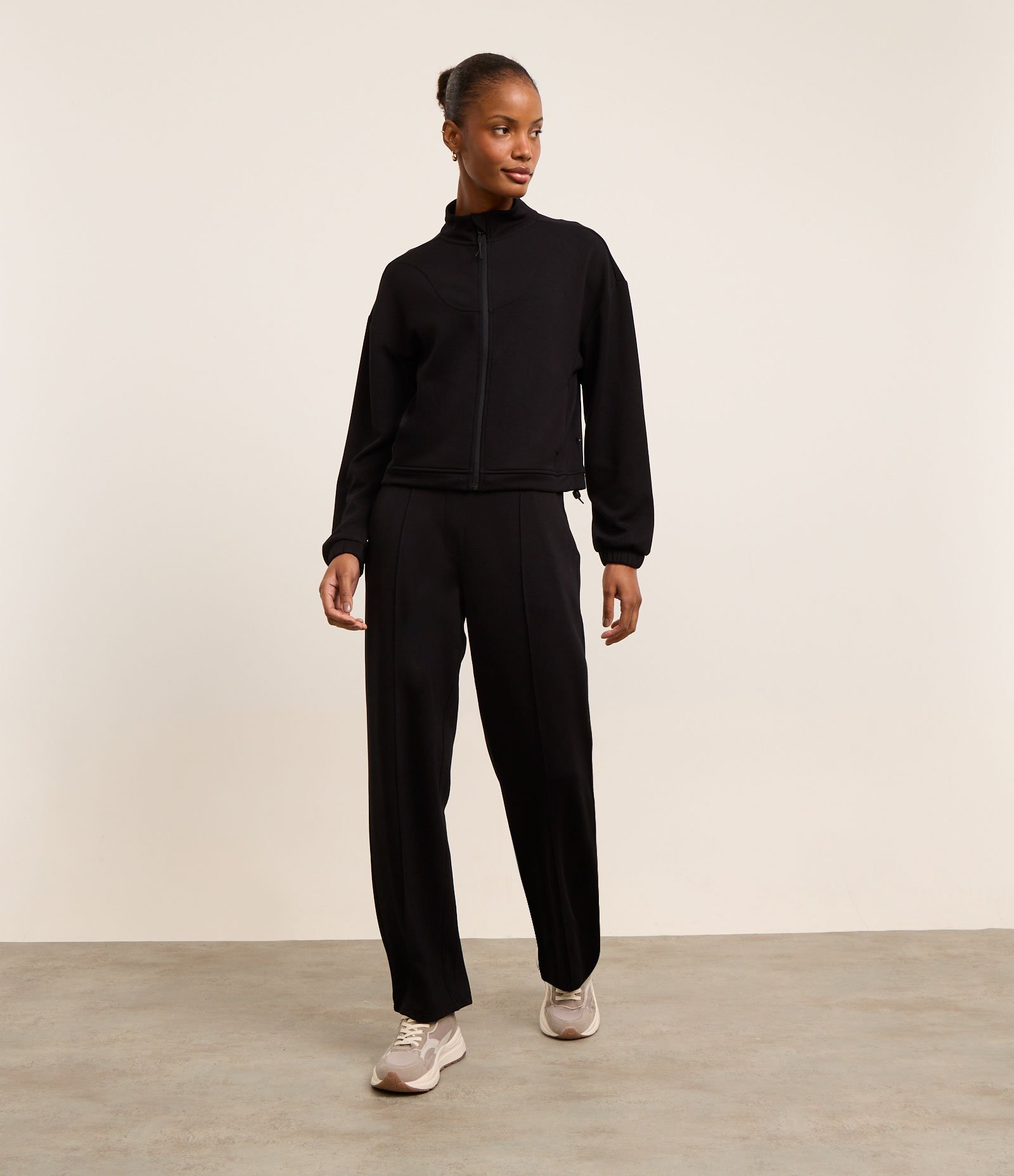 Calça Reta Esportiva com Frisos Frontais e Cós Largo 1