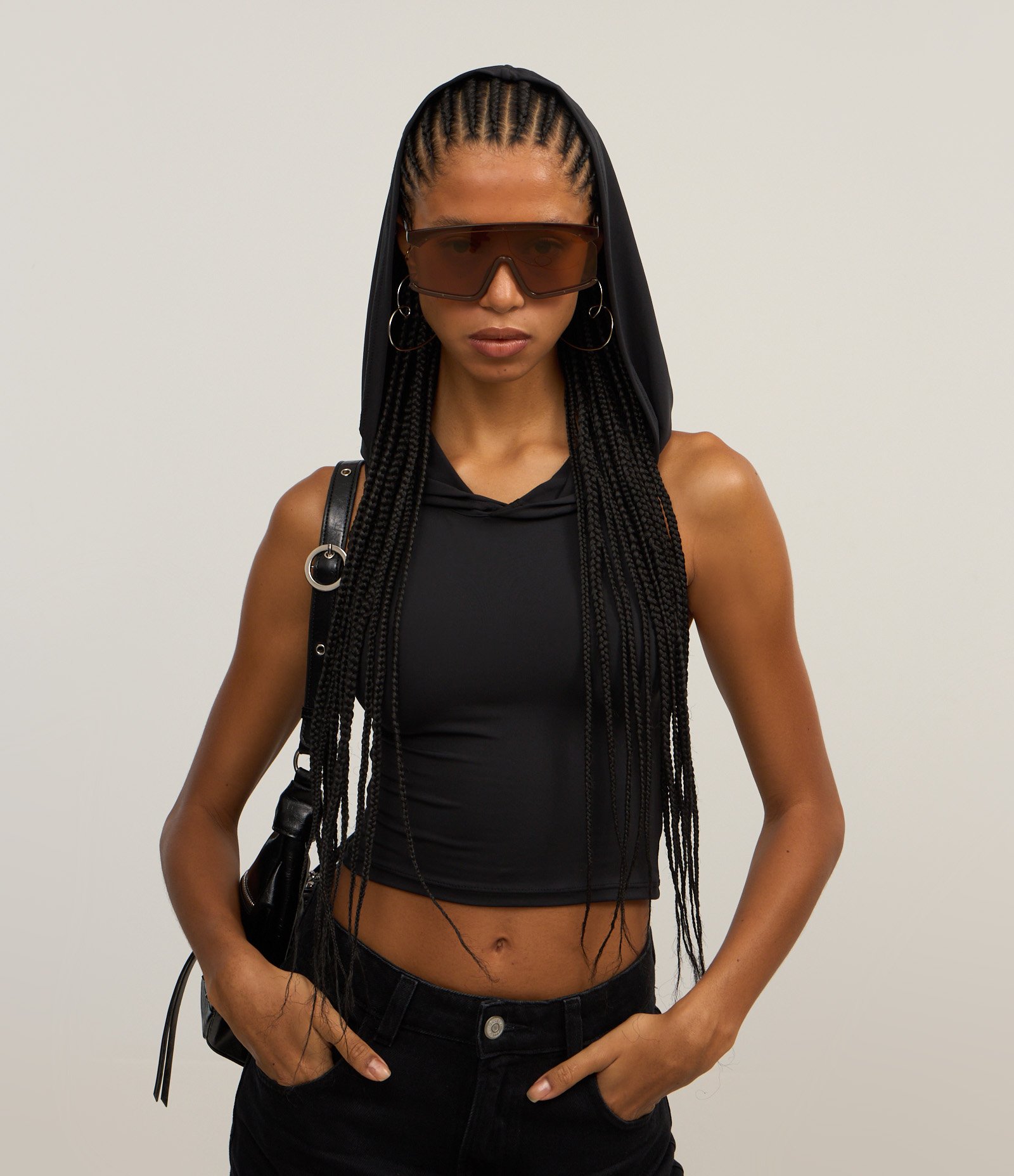 Blusa sem Manga com Capuz na Gola Preto 1