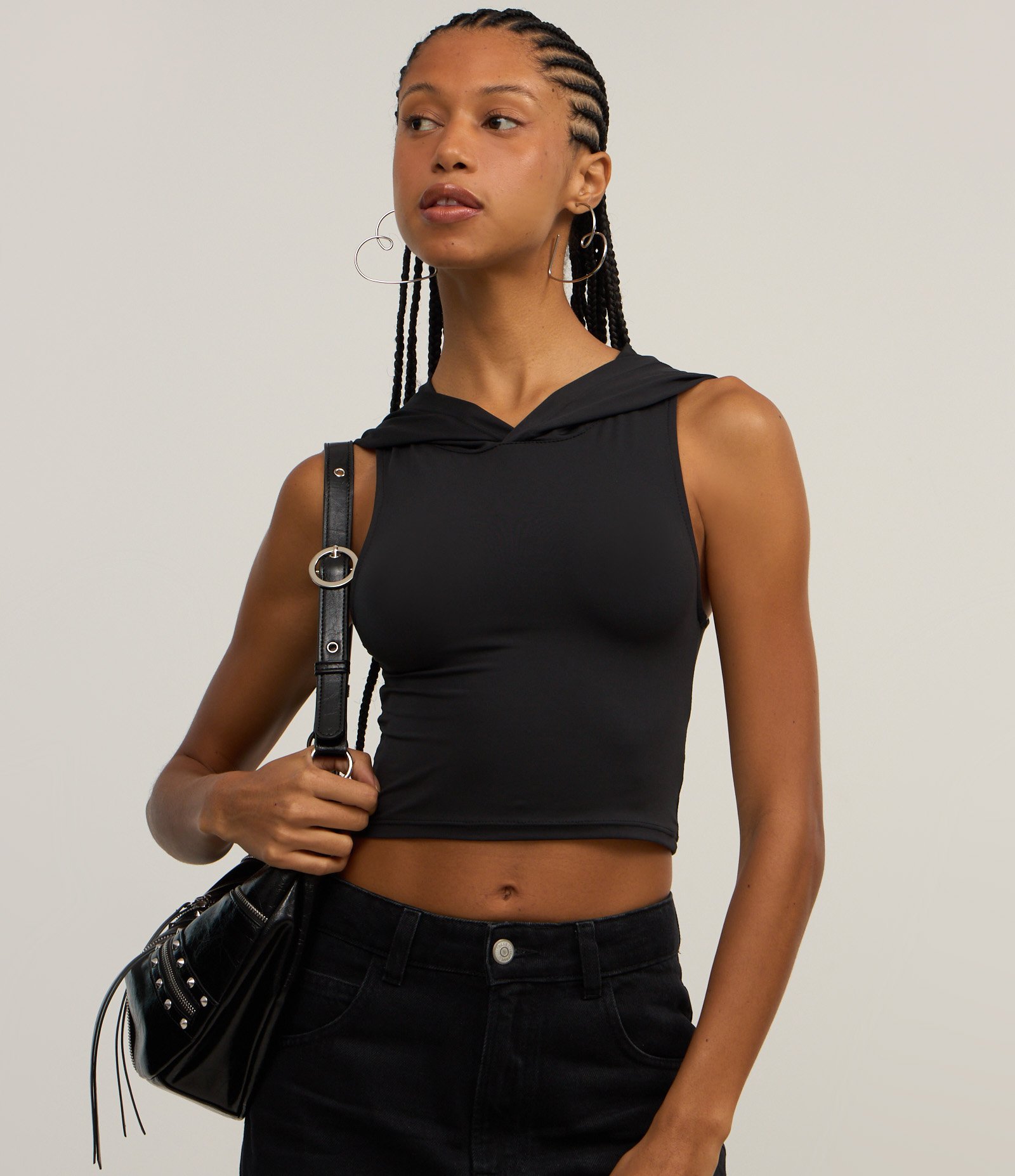 Blusa sem Manga com Capuz na Gola Preto 3