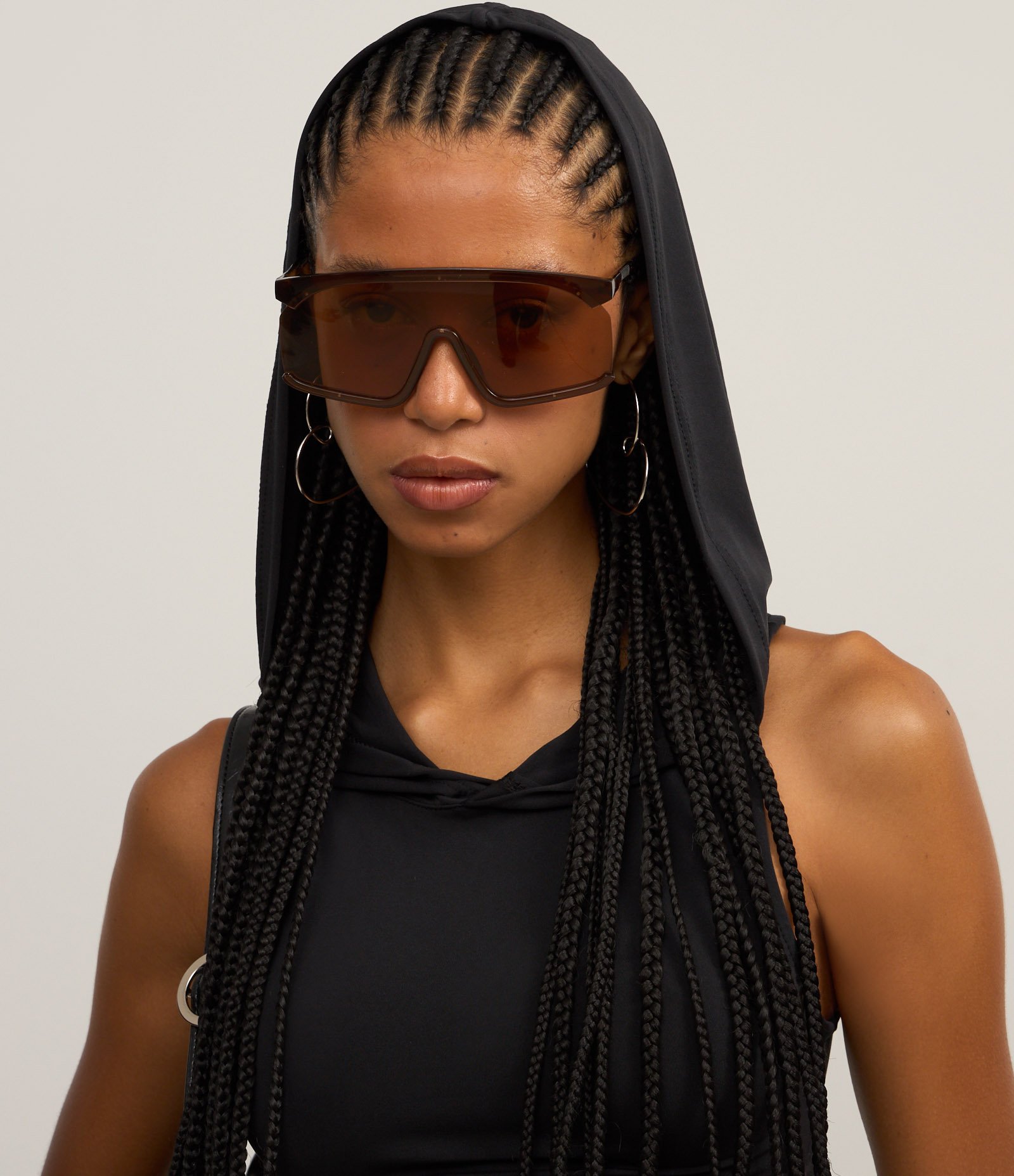 Blusa sem Manga com Capuz na Gola Preto 4