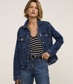 Jaqueta Trucker em Jeans com Bolsos