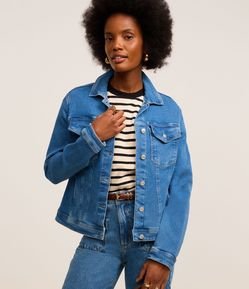 Jaqueta Trucker em Jeans com Bolsos