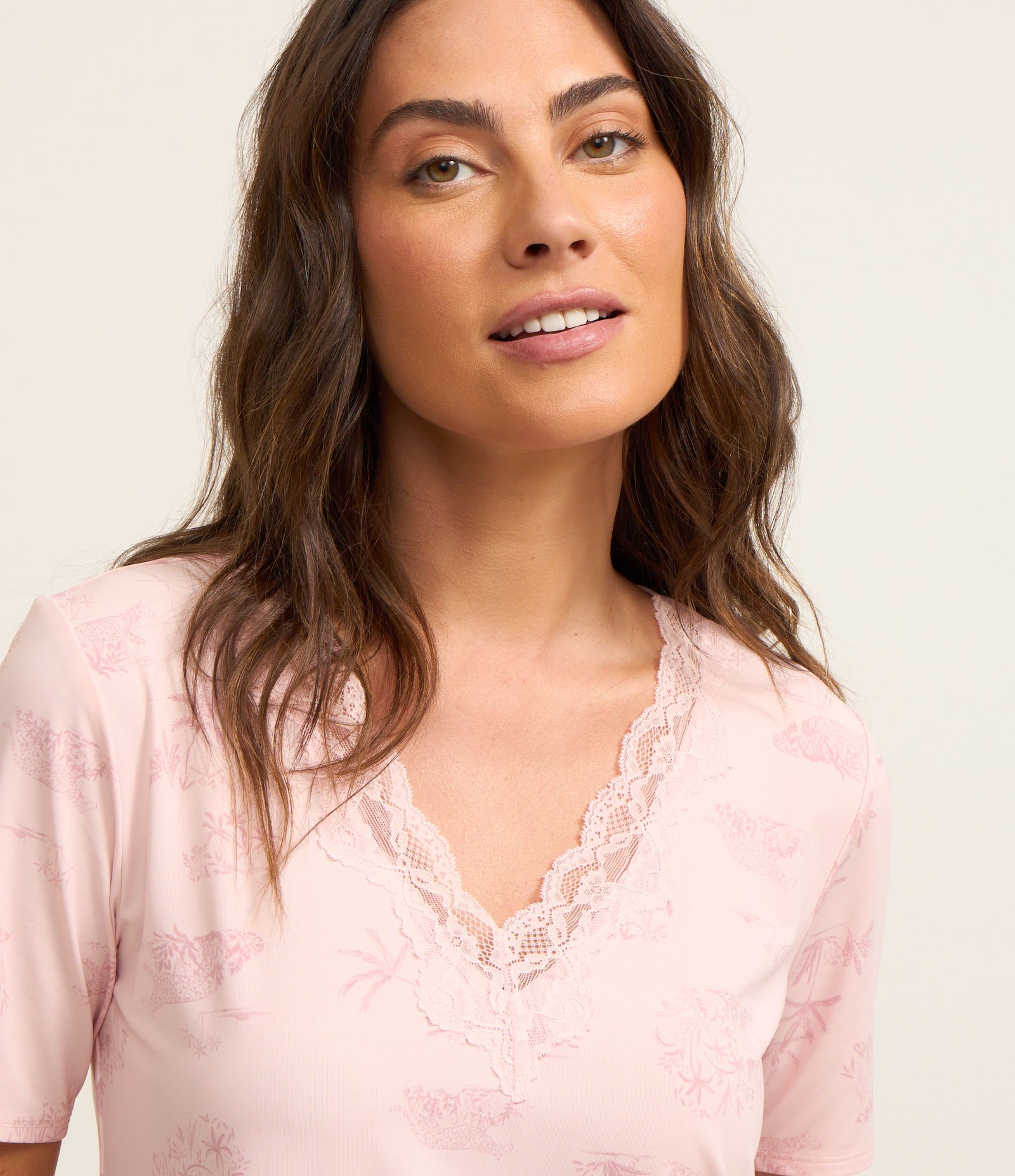 Pijama Capri em Microfibra Leve com Estampa Floresta e Onça Rosa 2