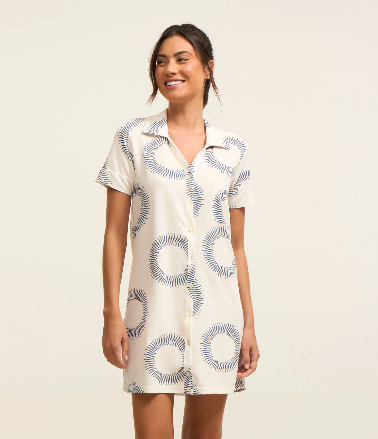 Camisola Curta em Viscose com Gola Camisa e Estampa de Círculos Branco 1