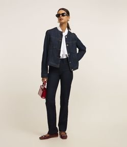 Calça Reta em Jeans com Fivela Lateral