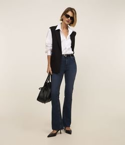 Calça Bootcut Jeans com Elastano e Bolso Relógio