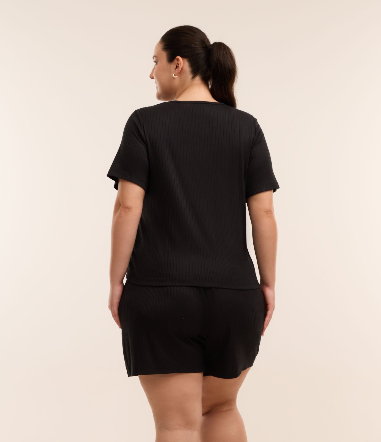 Pijama Curto com Cava Deslocada e Bolsinho Curve & Plus Size Preto 2