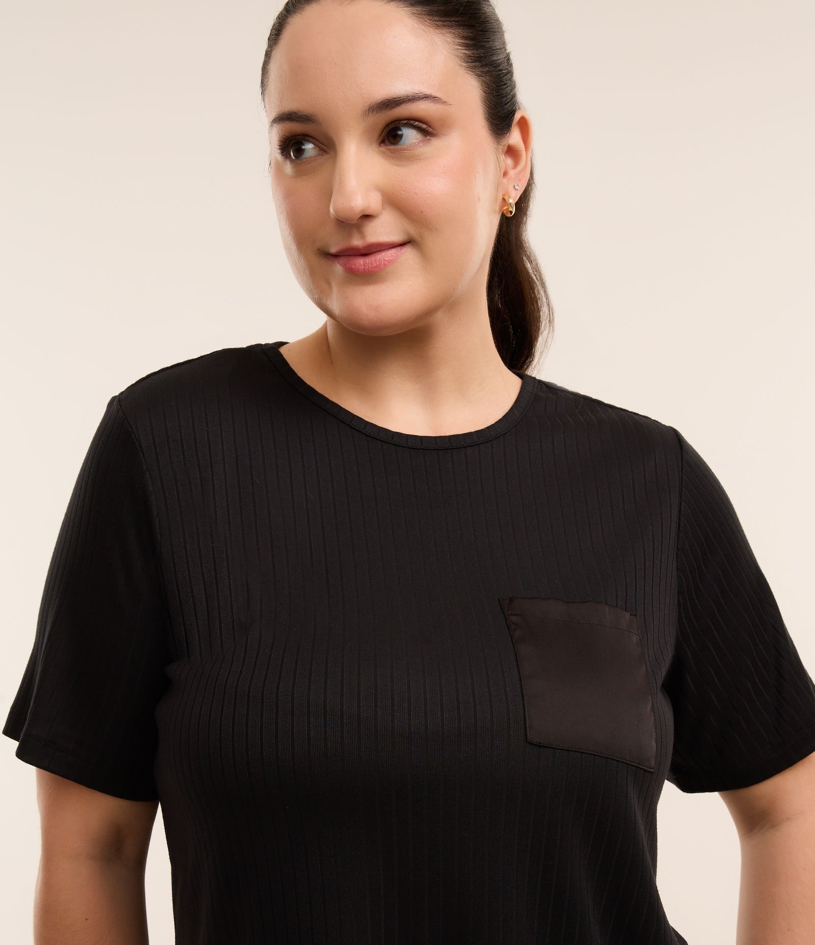 Pijama Curto com Cava Deslocada e Bolsinho Curve & Plus Size Preto 3