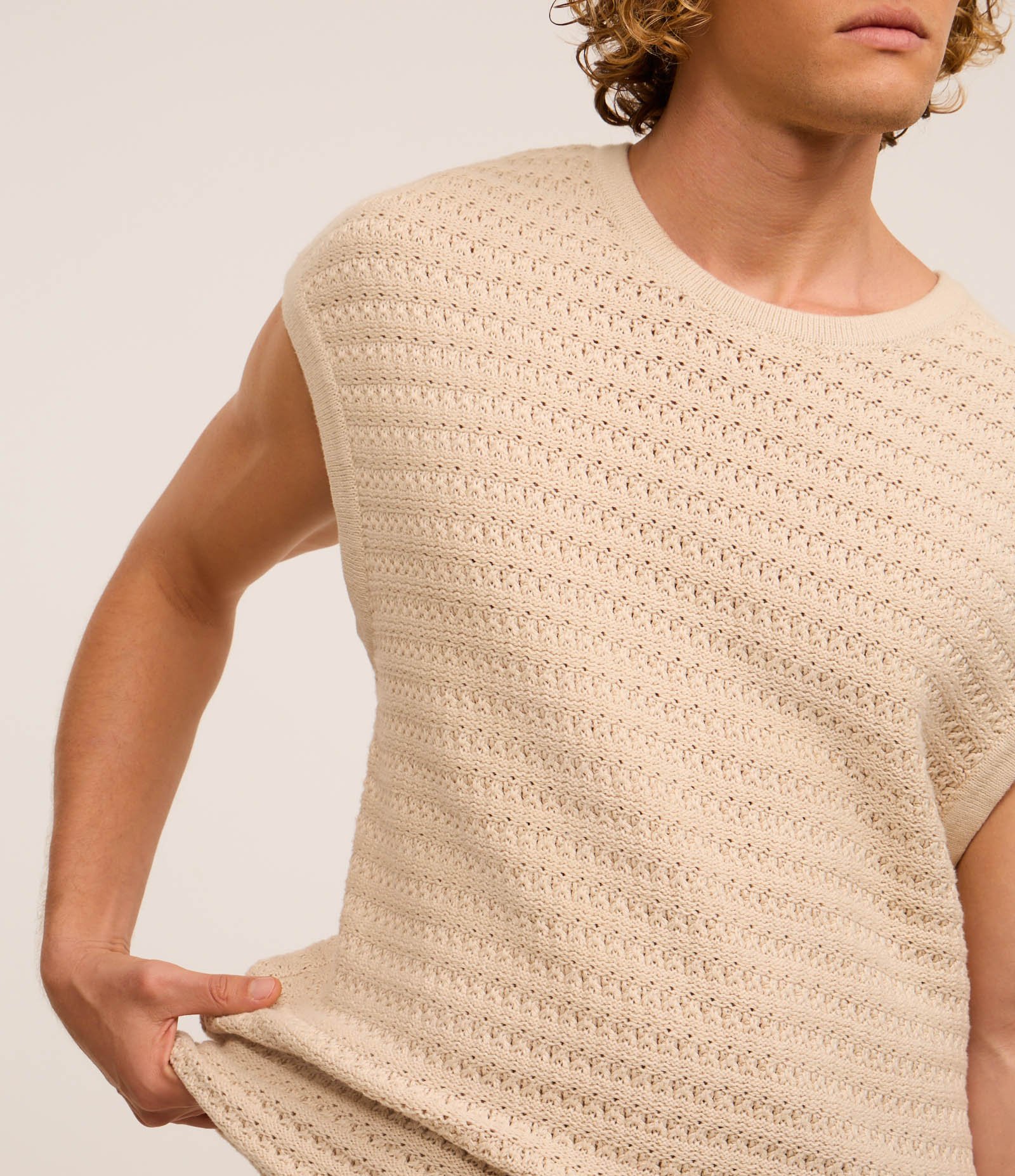 Regata Boxy Texturizada em Tricô Bege 3