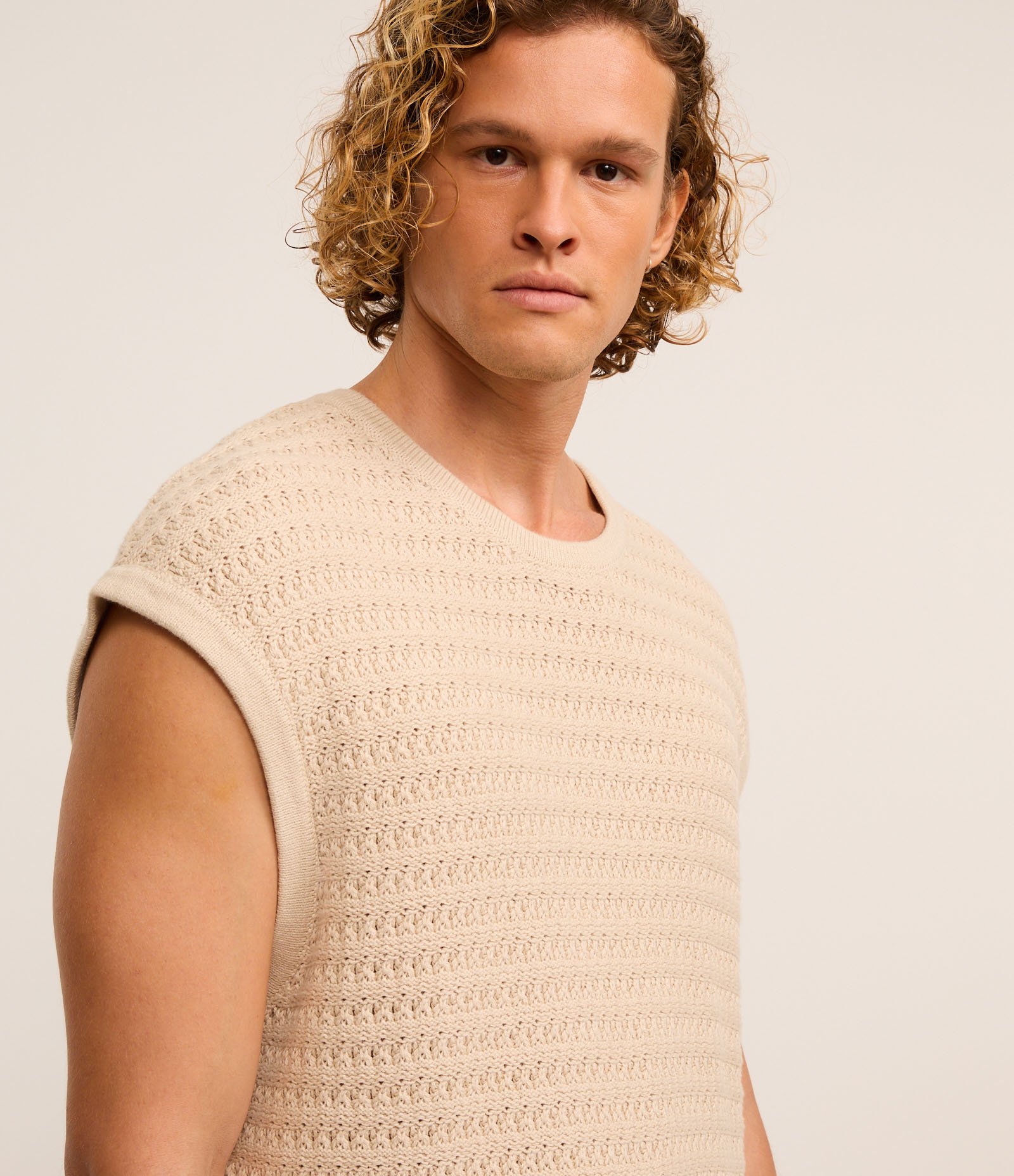 Regata Boxy Texturizada em Tricô Bege 4