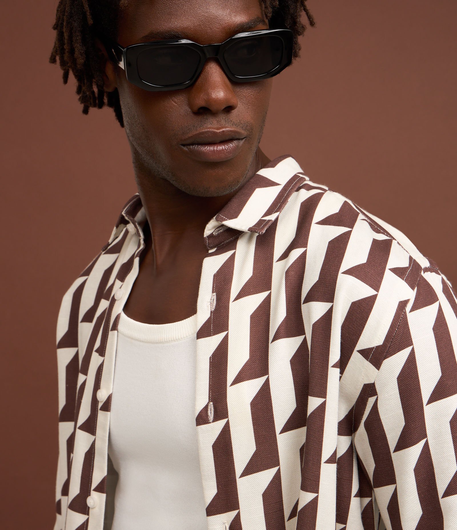 Camisa em Oxford com Estampa Geométrica Branco/Marrom 5