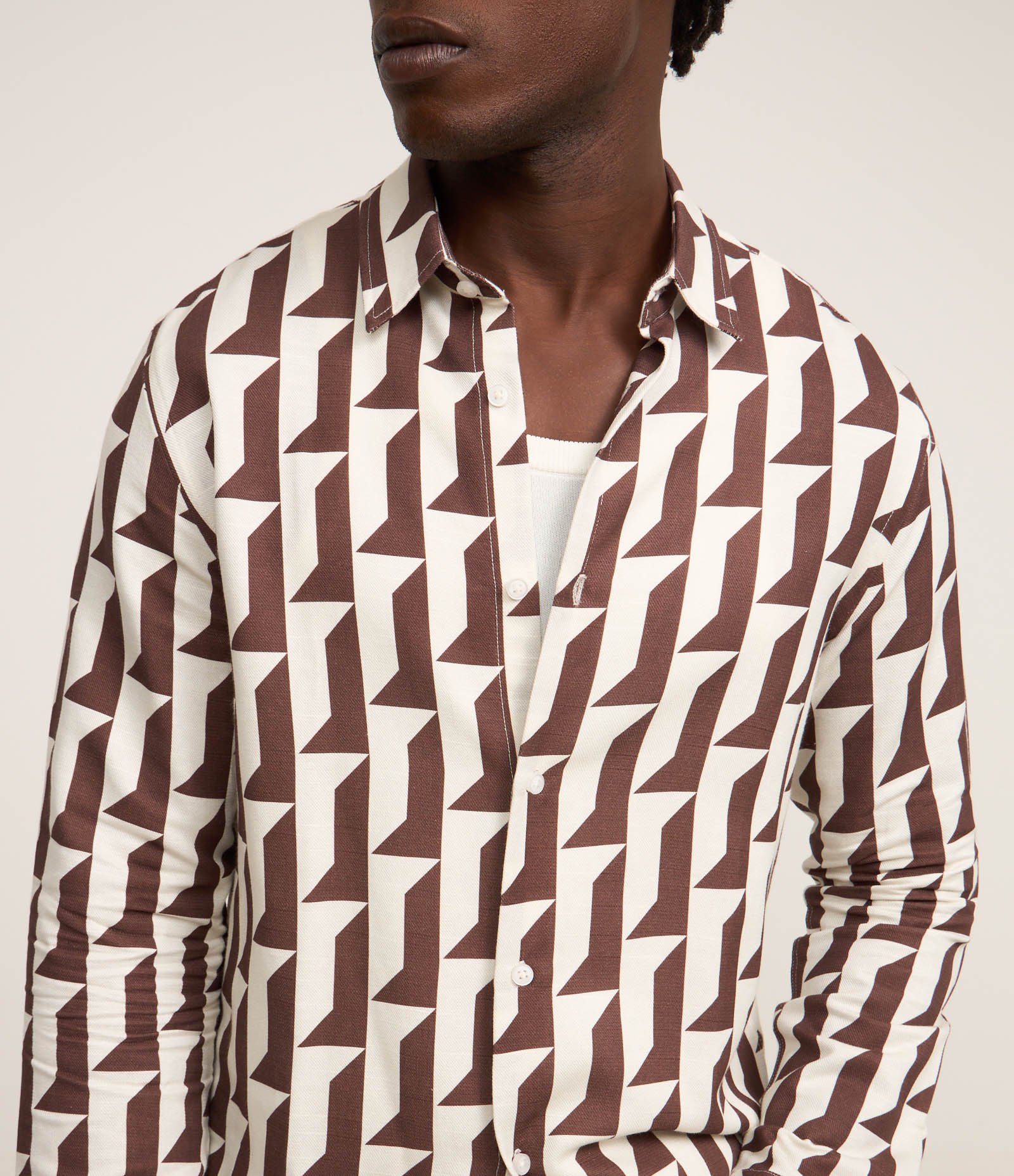 Camisa em Oxford com Estampa Geométrica Branco/Marrom 3