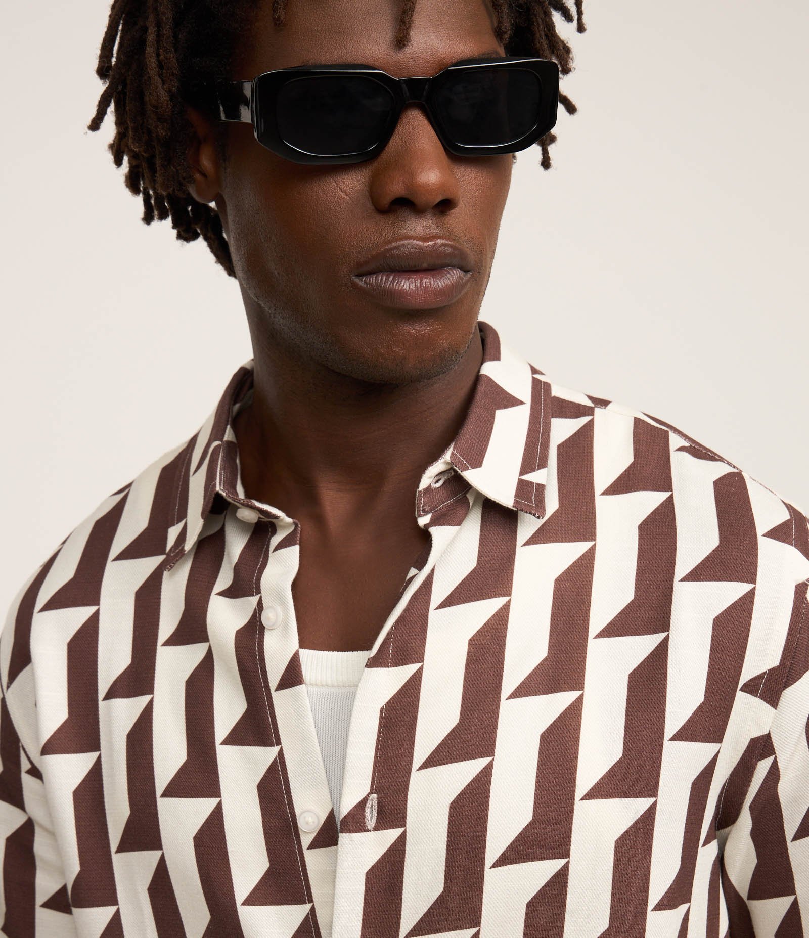 Camisa em Oxford com Estampa Geométrica Branco/Marrom 4