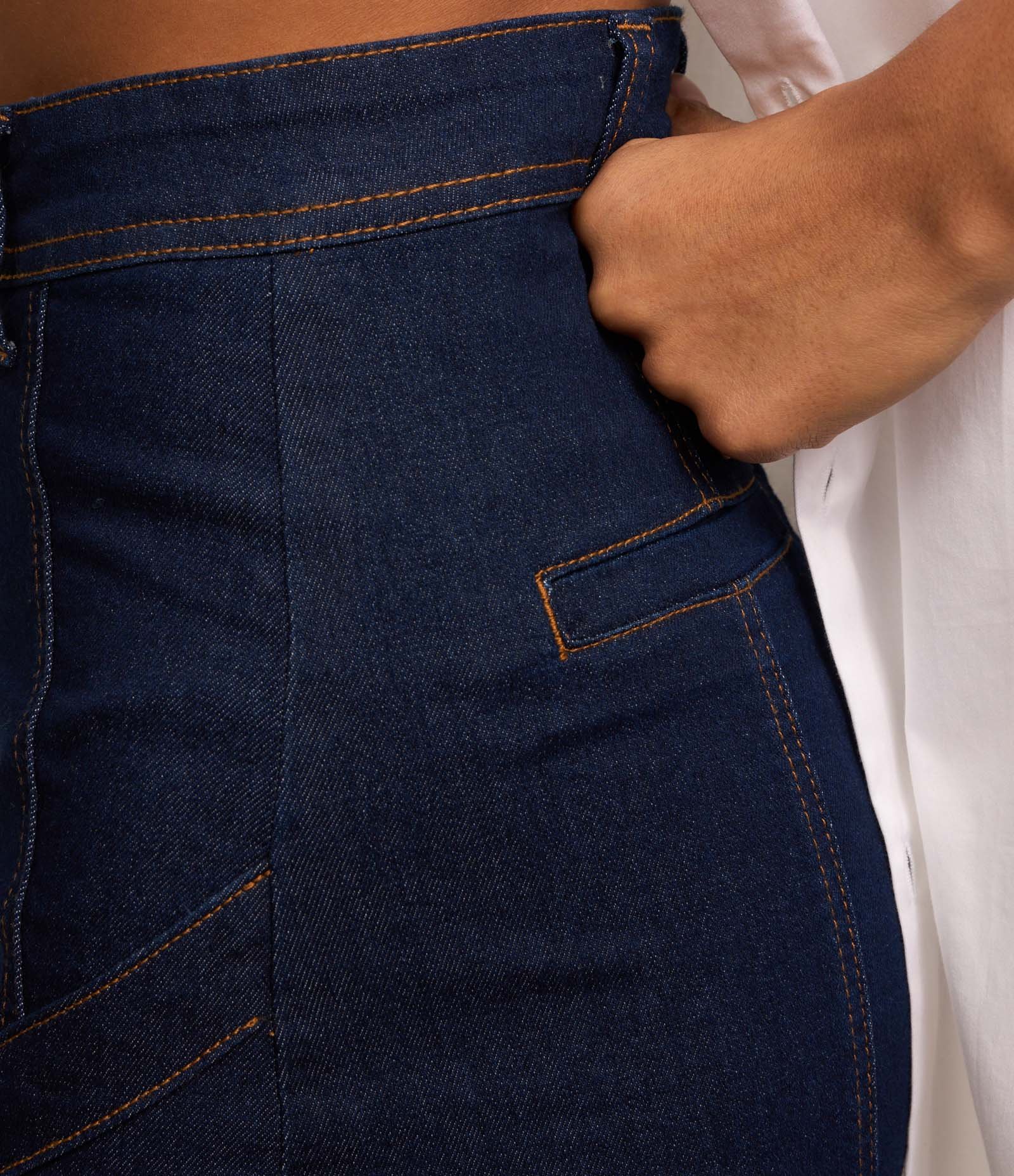 Short Jeans com Sobreposição e Detalhe de Pespontos Azul Escuro 4