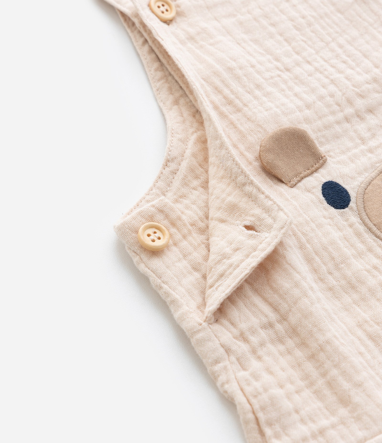 Jardineira Infantil Texturizada com Bordado Urso - Tam 3 a 18 meses Bege 6