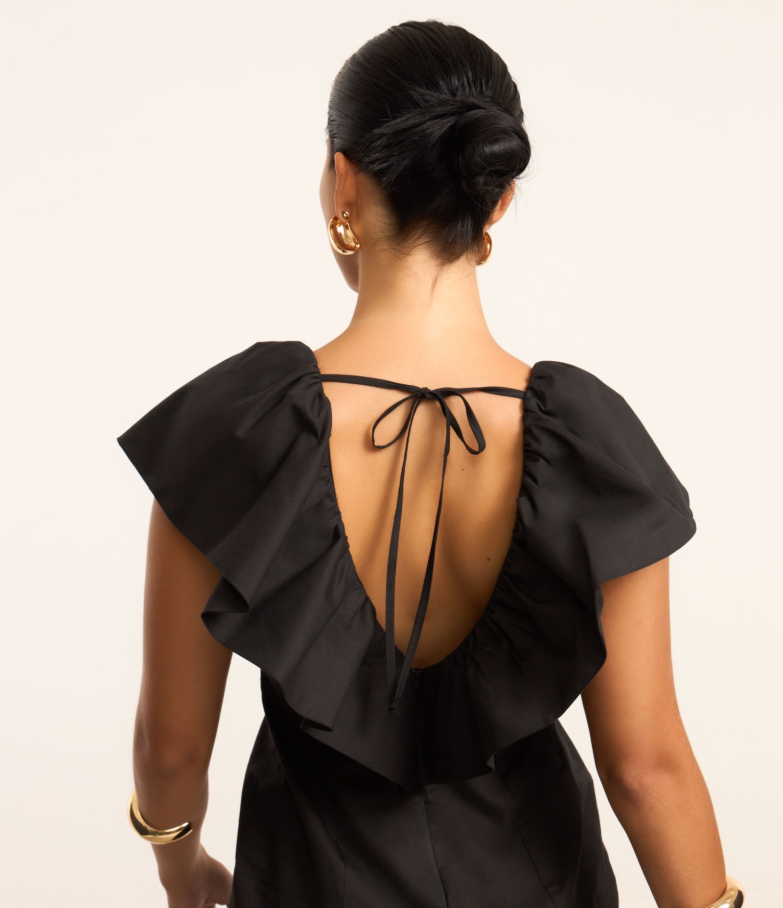 Vestido Curto em Tricoline com Decote V com Babado Preto 3