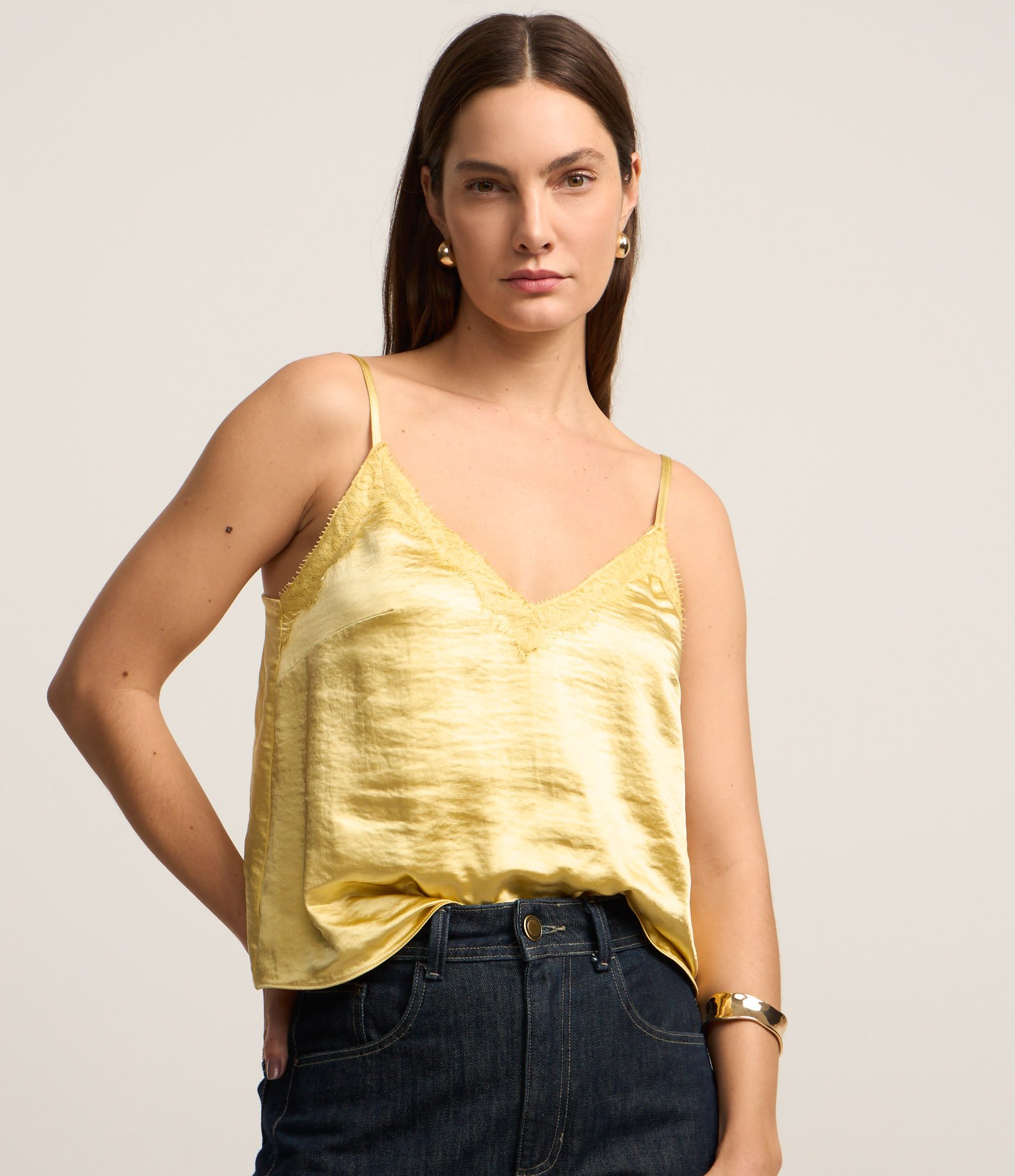 Blusa de Alça Acetinada e Detalhe em Renda Dourado 1