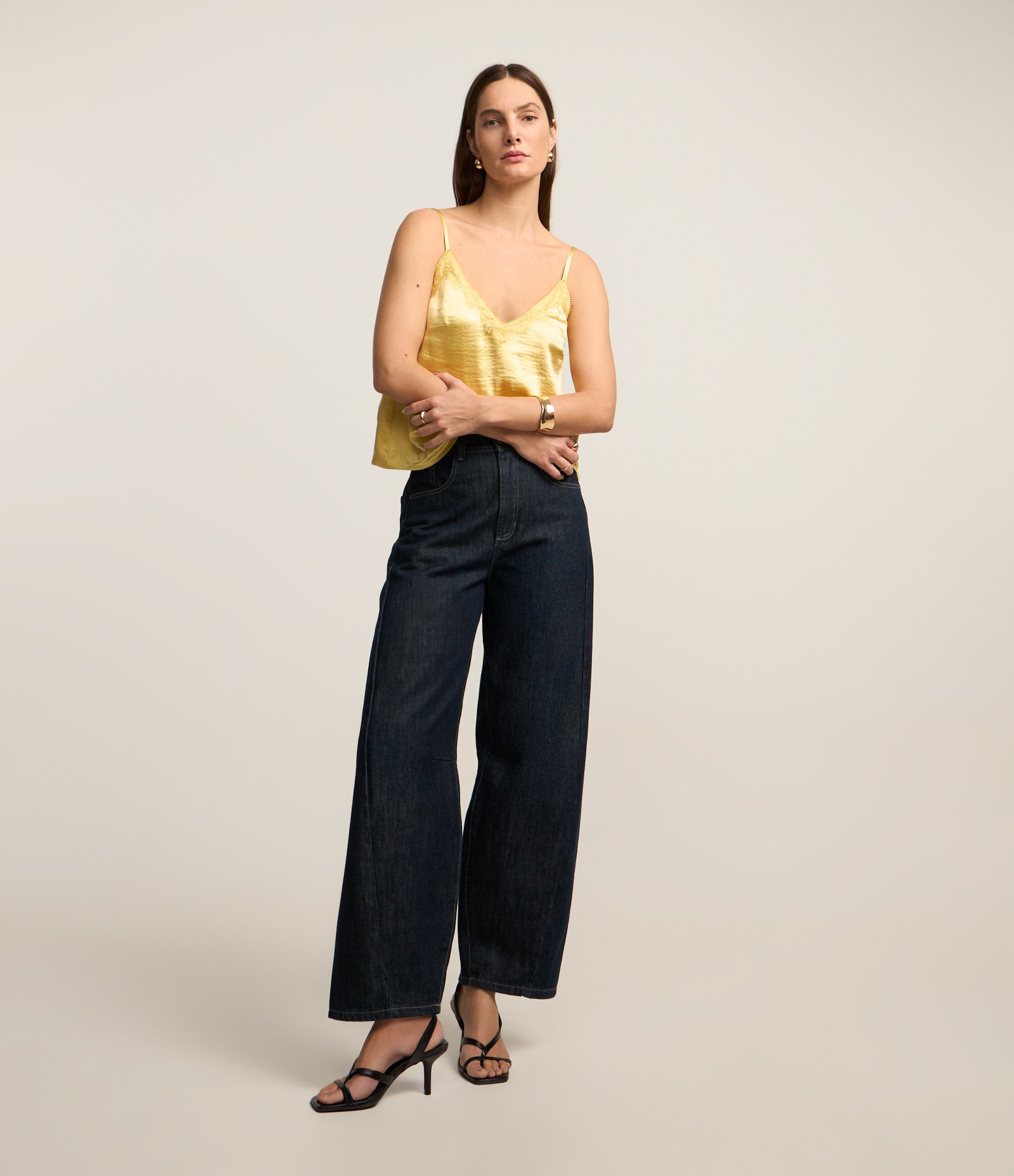 Blusa de Alça Acetinada e Detalhe em Renda Dourado 2