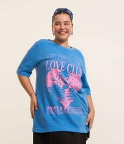 Camiseta Alongada Estonada e Lettering Curve & Plus Size