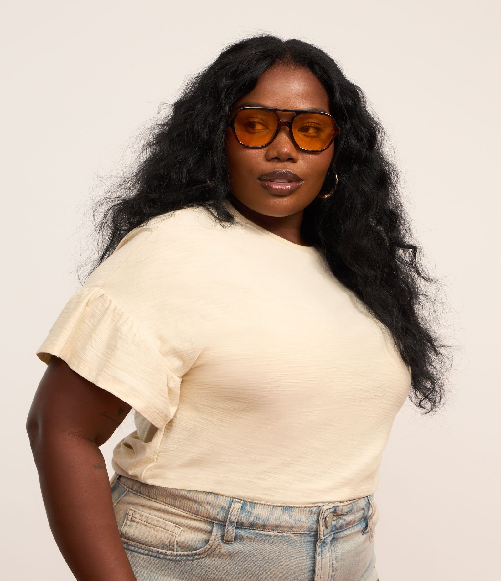 Camiseta em Flamê com Babado na Manga Curve & Plus Size Bege 1