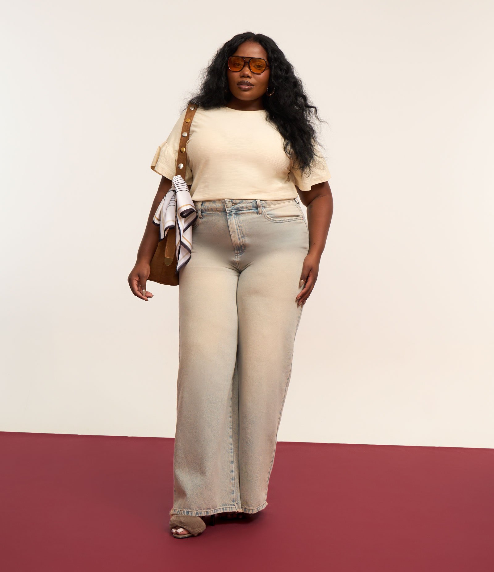 Camiseta em Flamê com Babado na Manga Curve & Plus Size Bege 2