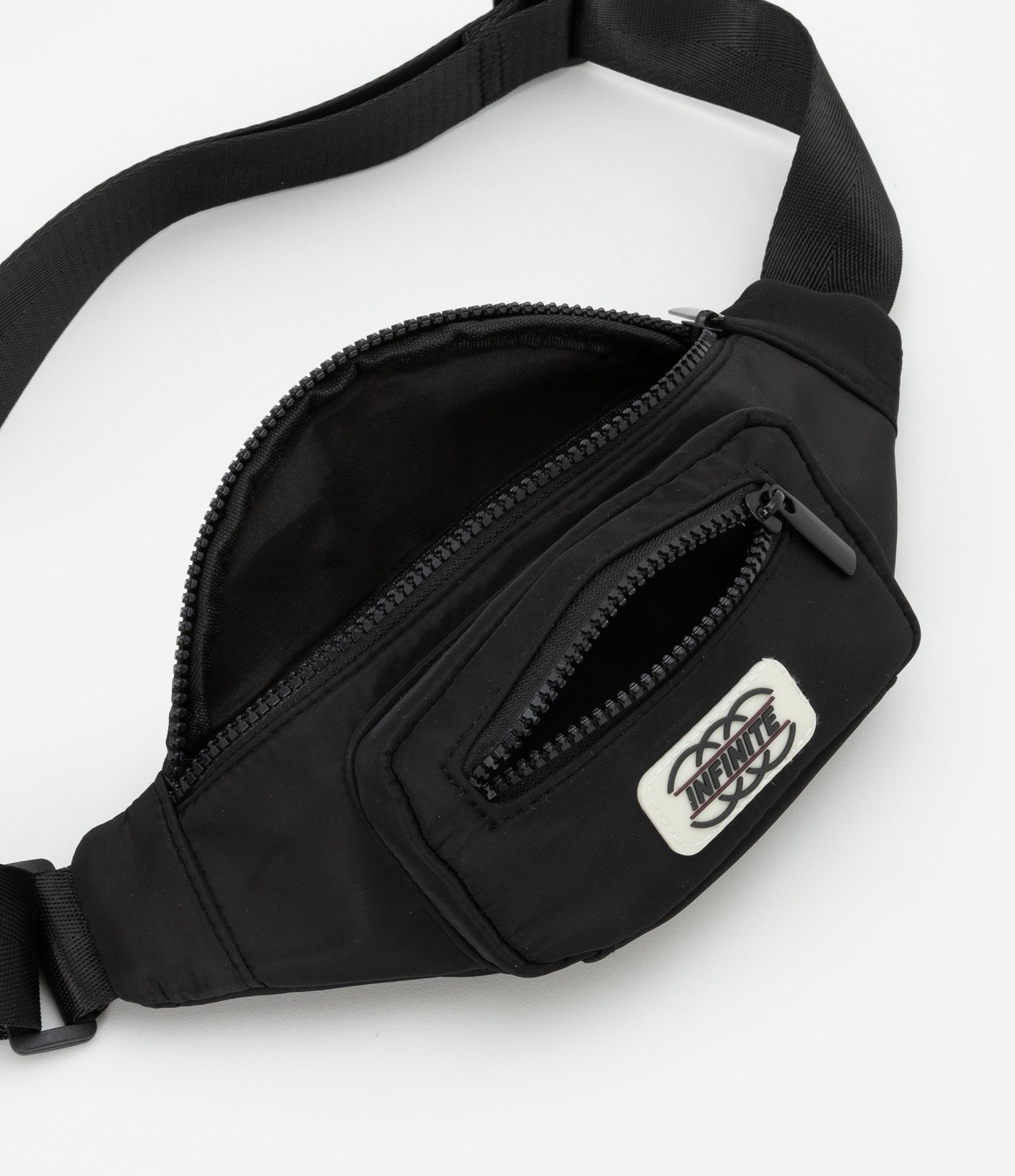 Pochete Infantil com Etiqueta Aplicada e Bolsos - Tam Único Preto 5