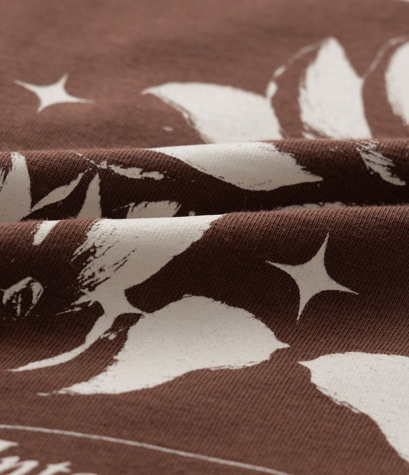 Camiseta Alongada Deep Love e Flores Curve & Plus Size Marrom 6