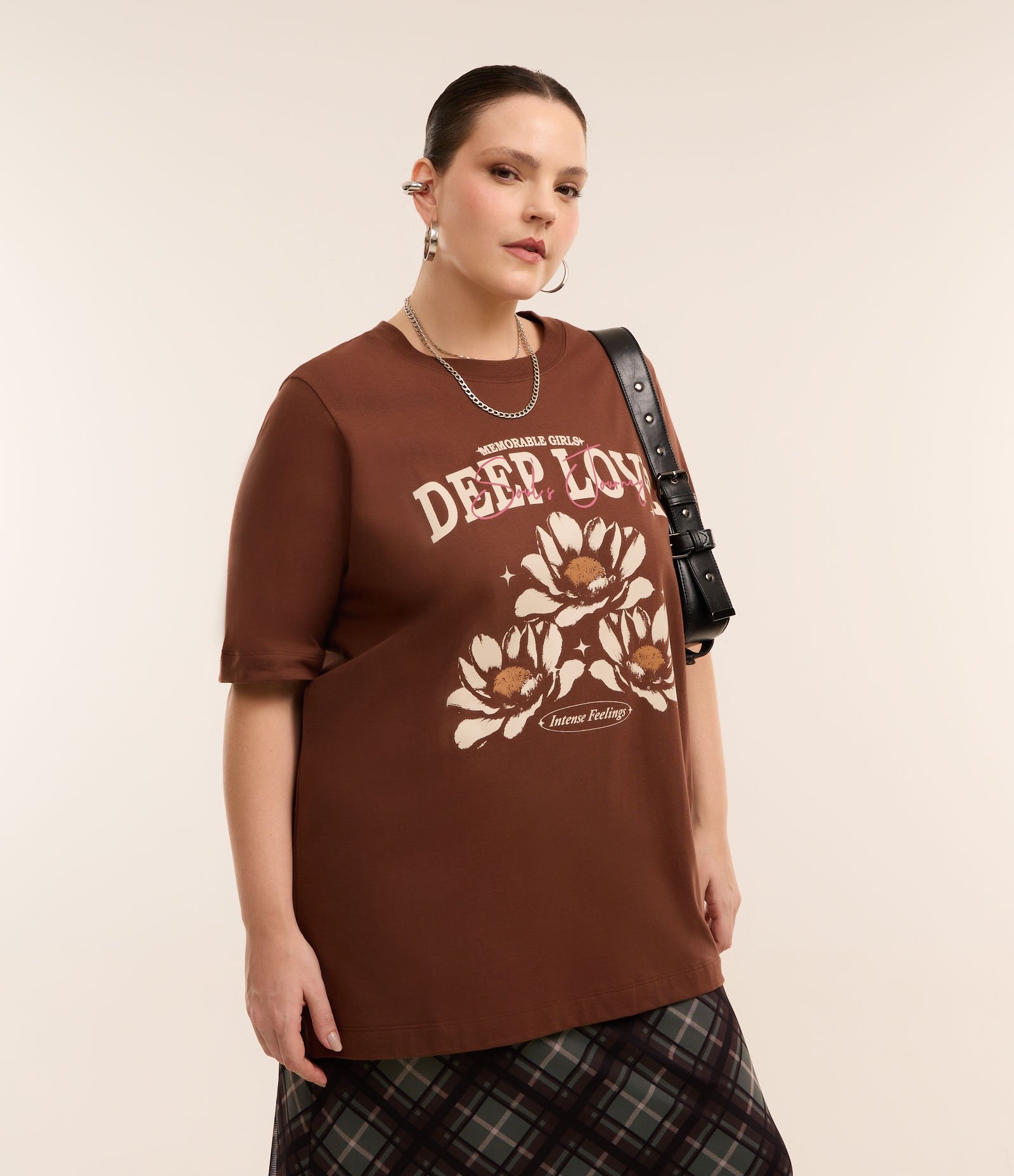 Camiseta Alongada Deep Love e Flores Curve & Plus Size Marrom 1