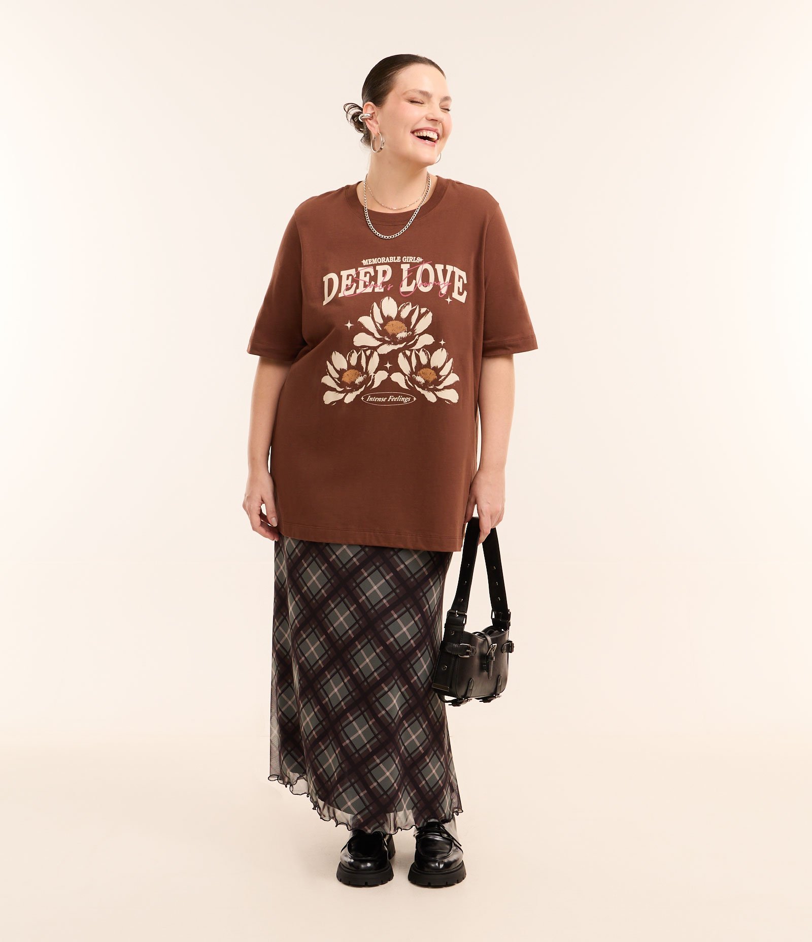 Camiseta Alongada Deep Love e Flores Curve & Plus Size Marrom 2