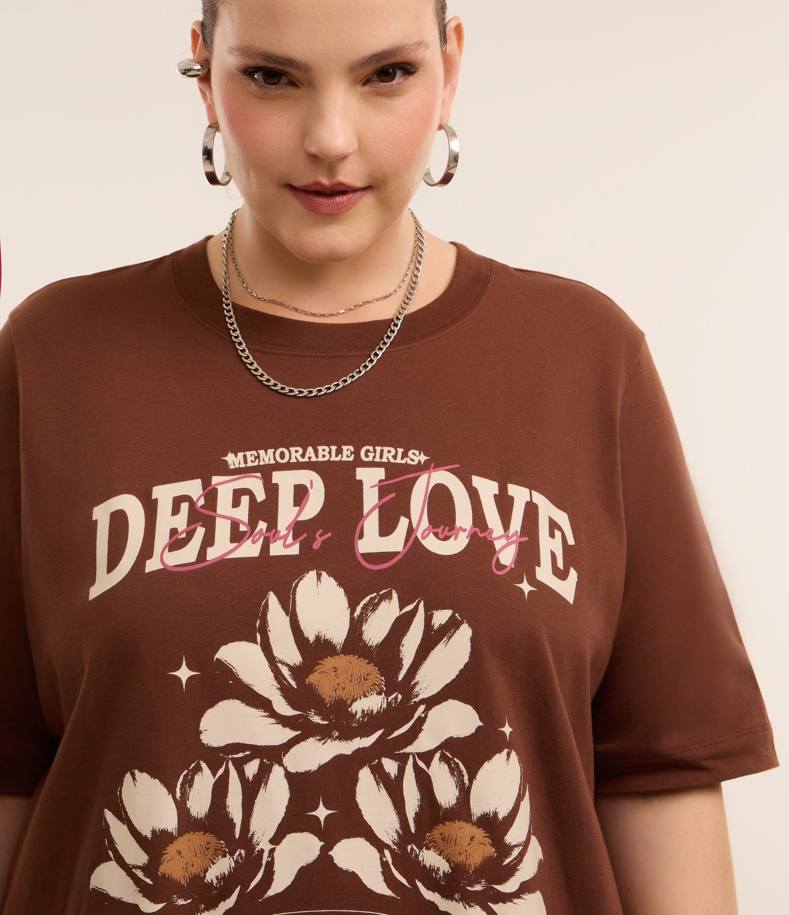 Camiseta Alongada Deep Love e Flores Curve & Plus Size Marrom 3