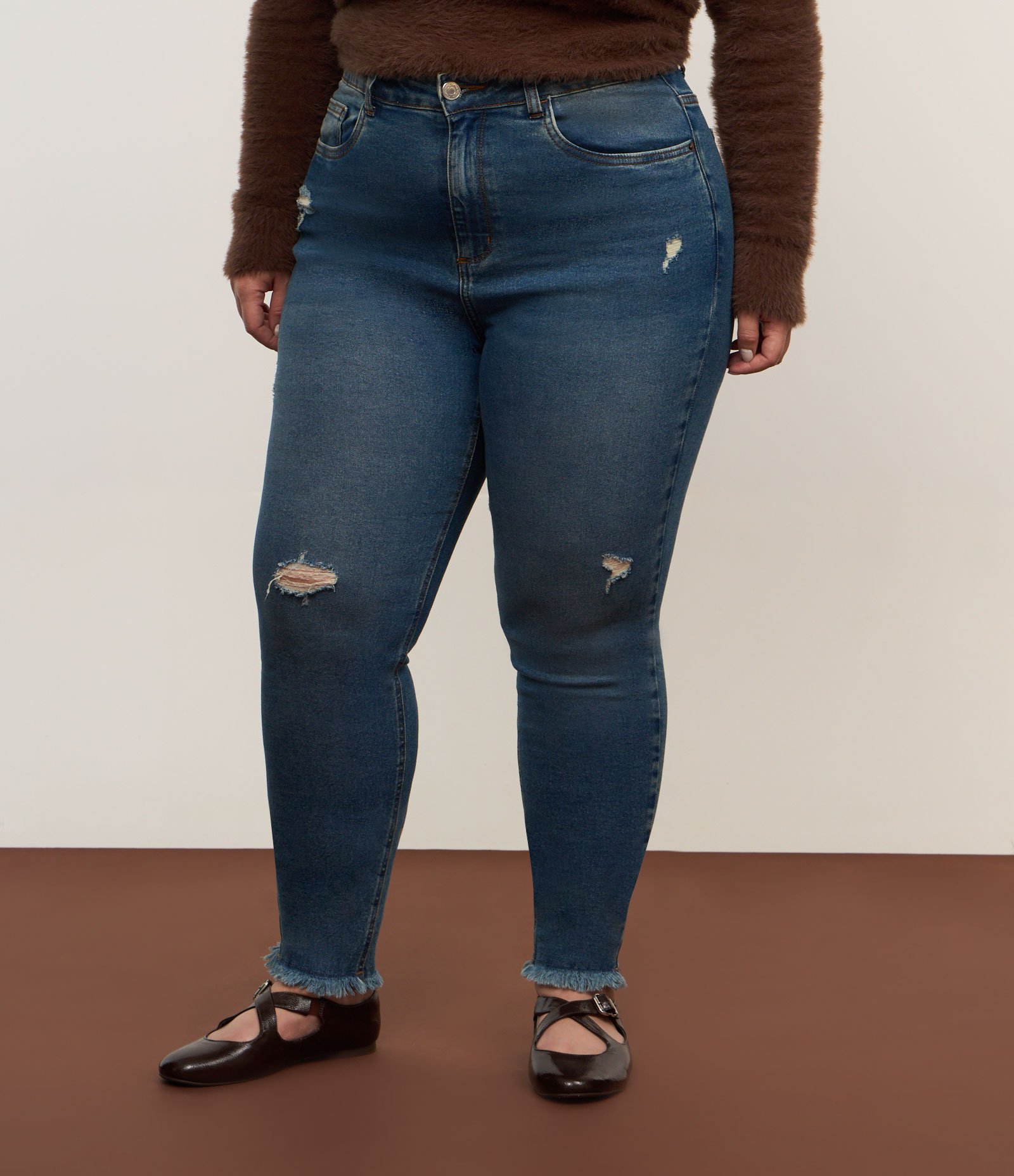 Calça Skinny em Jeans com Puídos e Barra Desfiada Curve & Plus Size Azul 2