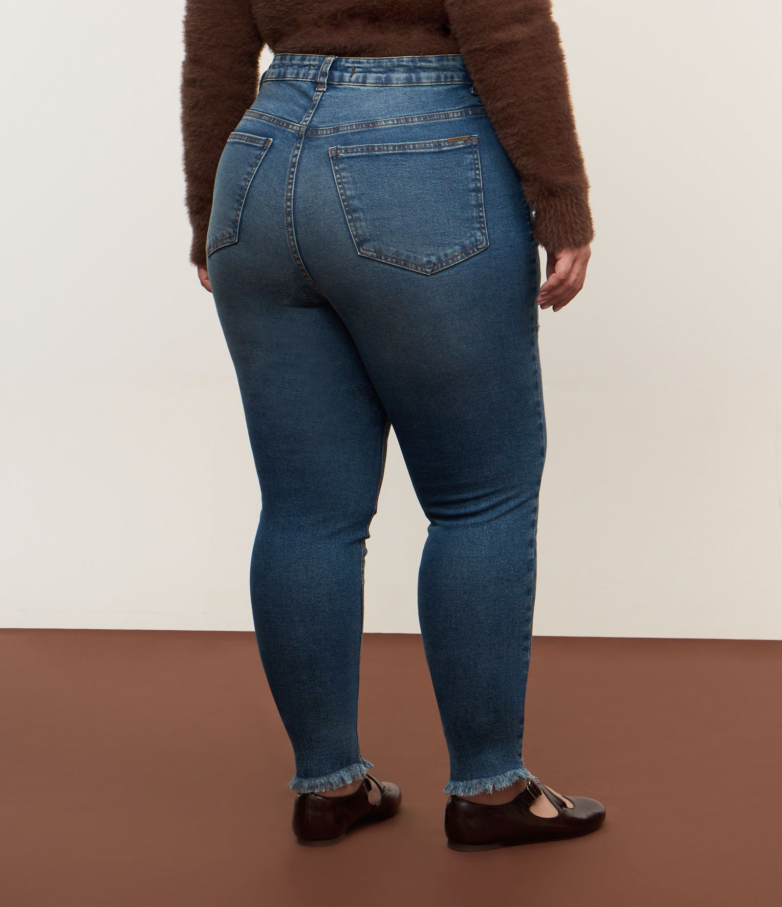 Calça Skinny em Jeans com Puídos e Barra Desfiada Curve & Plus Size Azul 3
