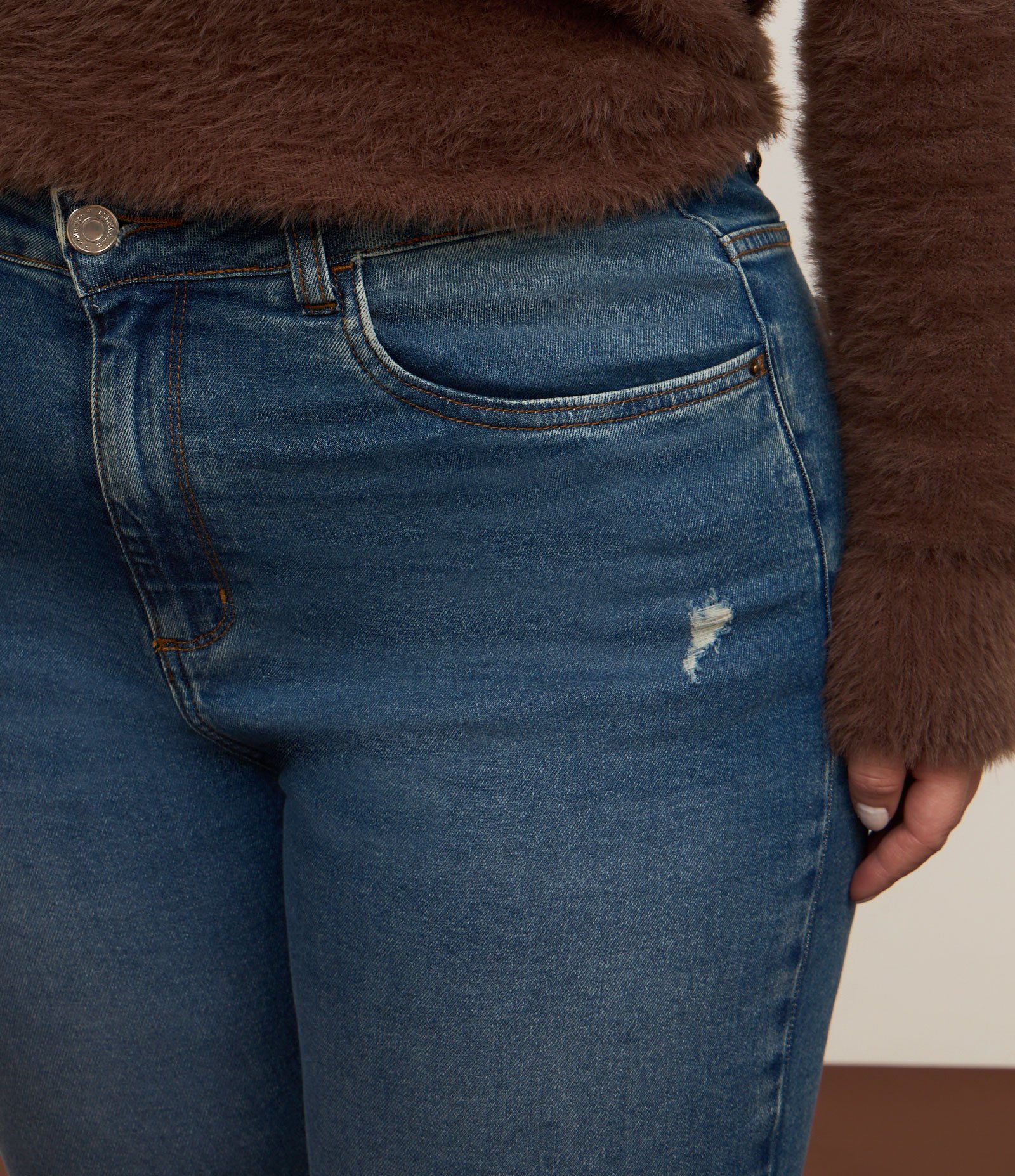 Calça Skinny em Jeans com Puídos e Barra Desfiada Curve & Plus Size Azul 4
