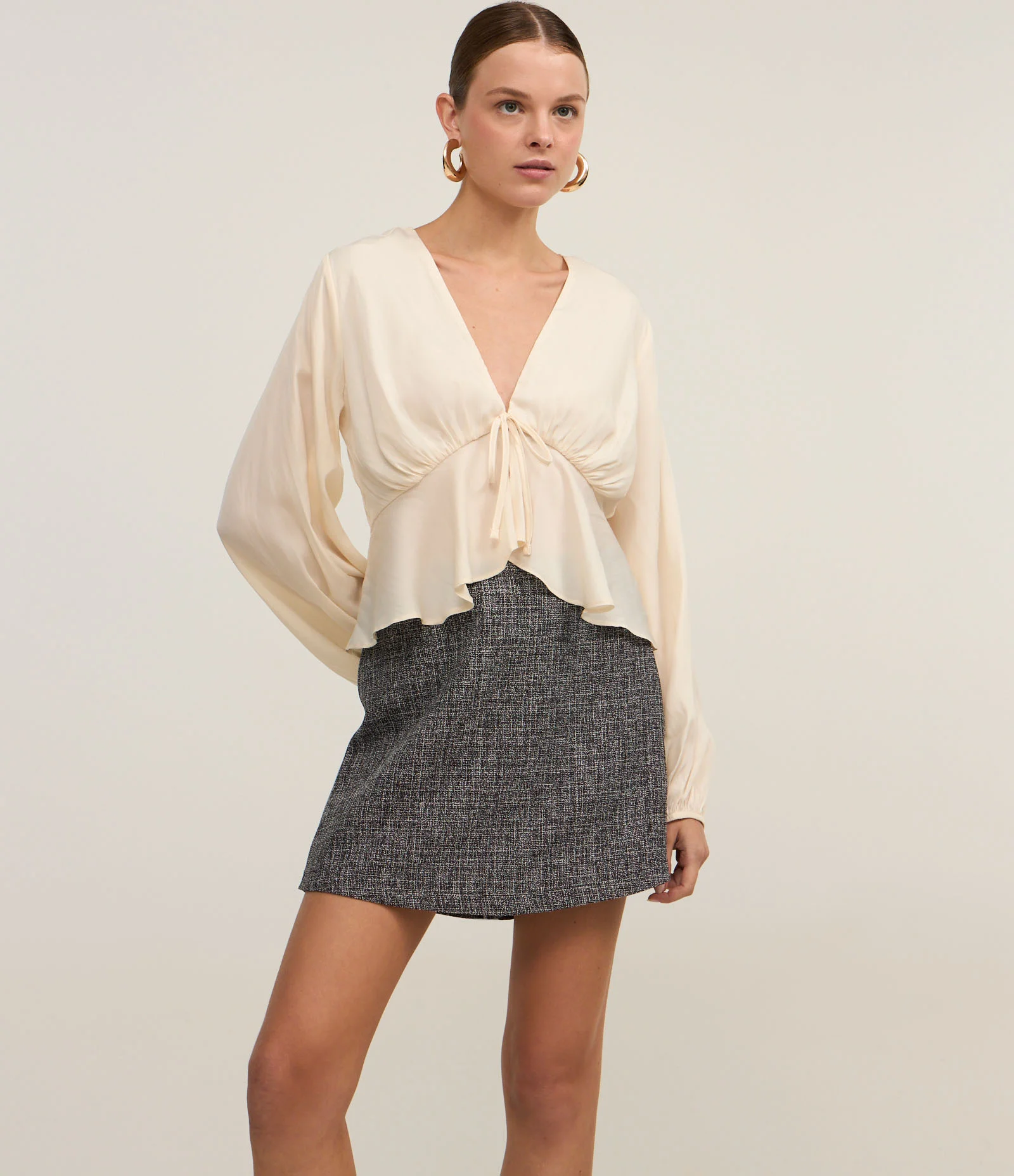 Short Saia Cintura Alta em Tweed Texturizado com Efeito Mescla Cinza 2