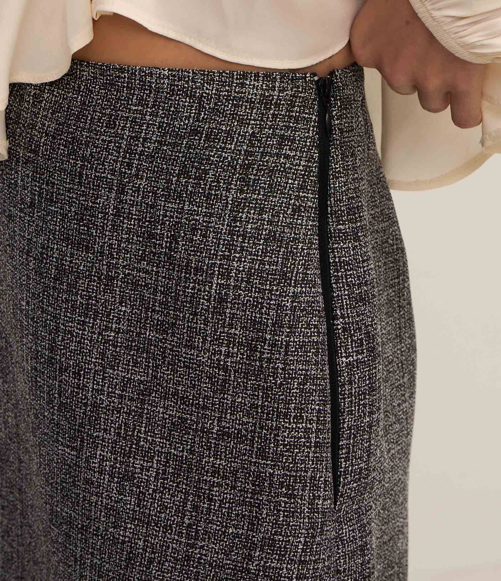 Short Saia Cintura Alta em Tweed Texturizado com Efeito Mescla Cinza 4