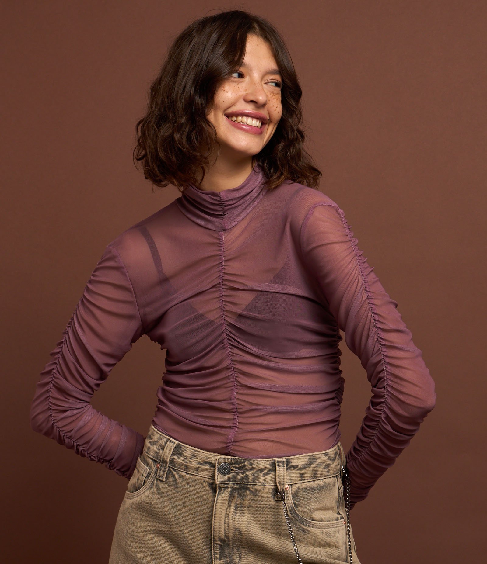Blusa em Tule com Drapeado e Golinha Alta Marrom 4