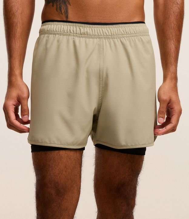 Bermuda Esportiva com Short de Compressão e Detalhe Refletivo