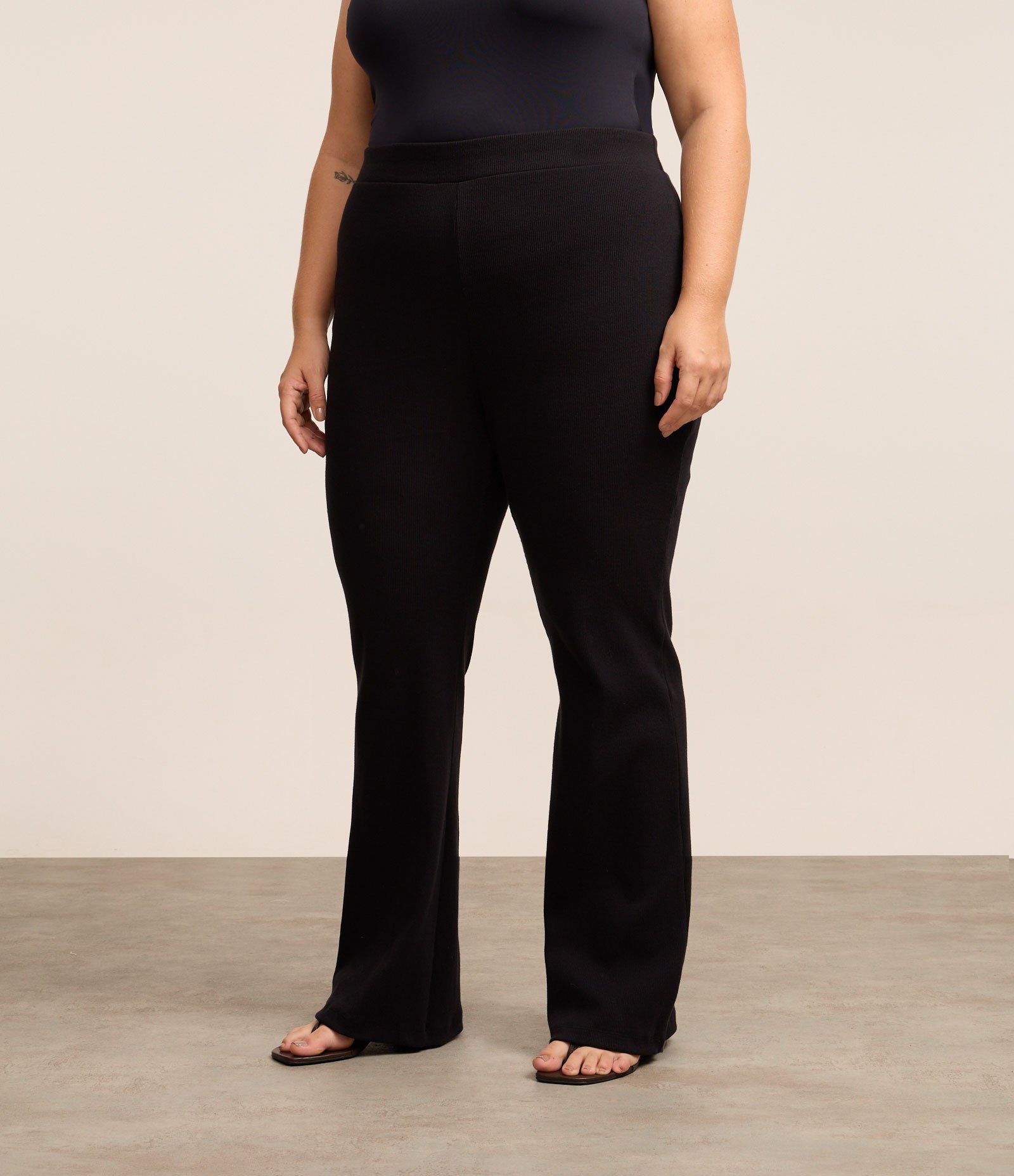 Calça Wide Leg em Ribana com Cós Elástico Curve & Plus Size Preto 2