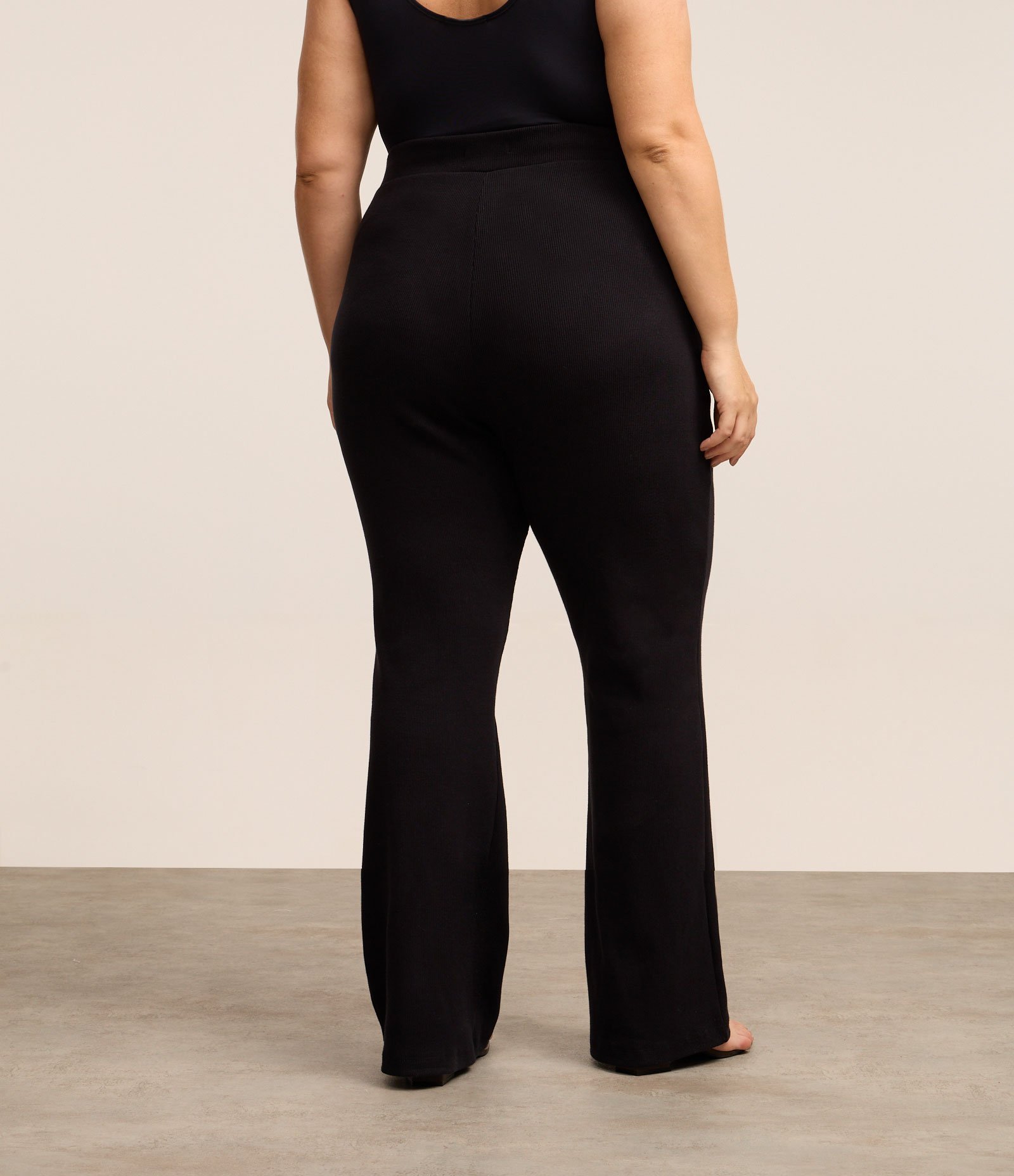 Calça Wide Leg em Ribana com Cós Elástico Curve & Plus Size Preto 3